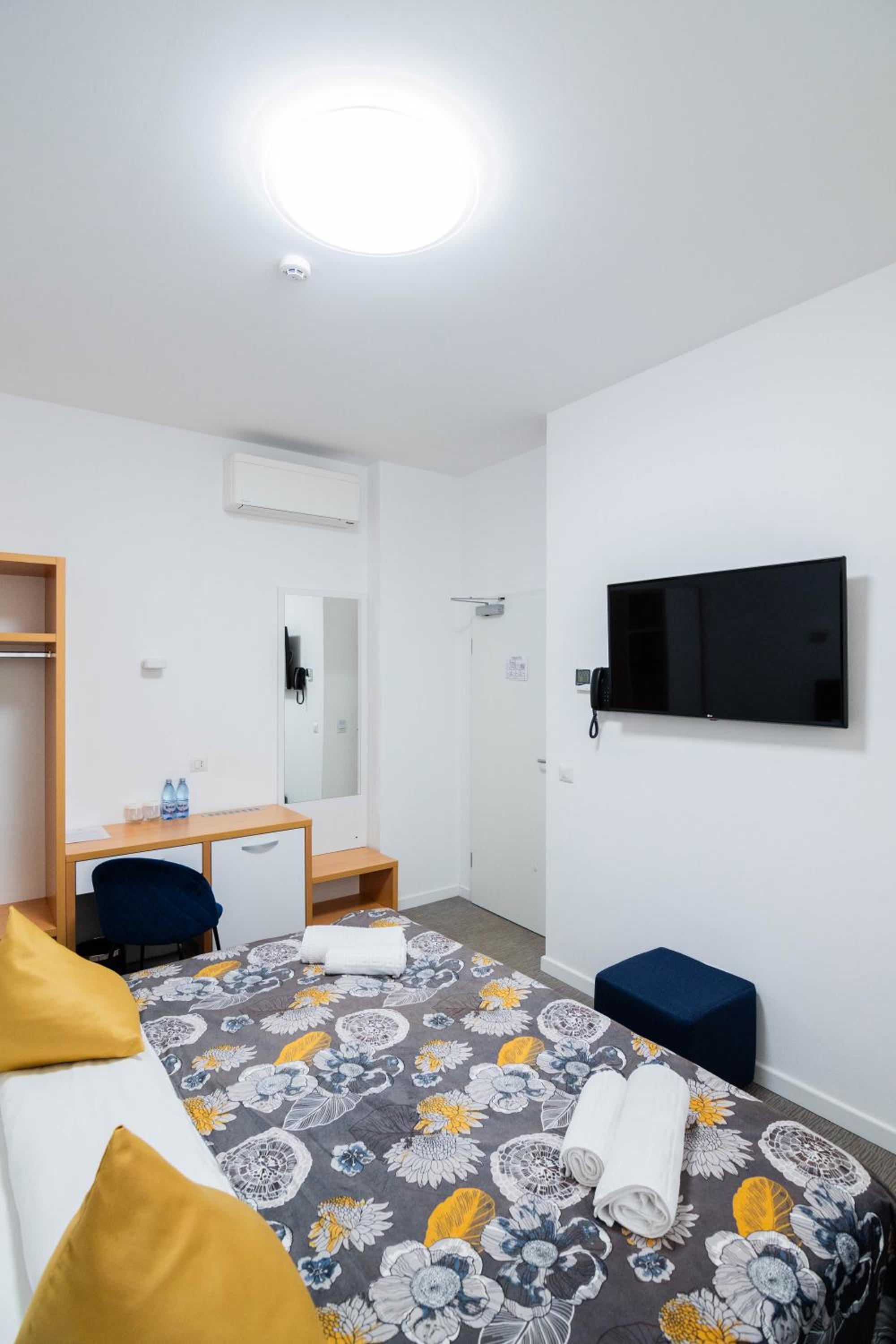 Standard Double Room - Photo 4