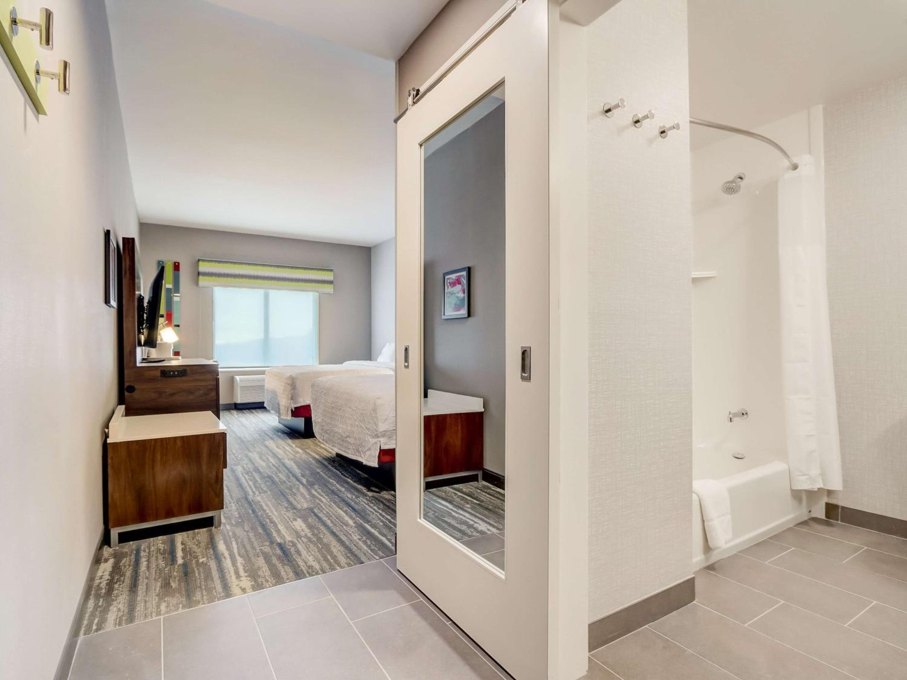 Queen Room with Two Queen Beds - Photo 1