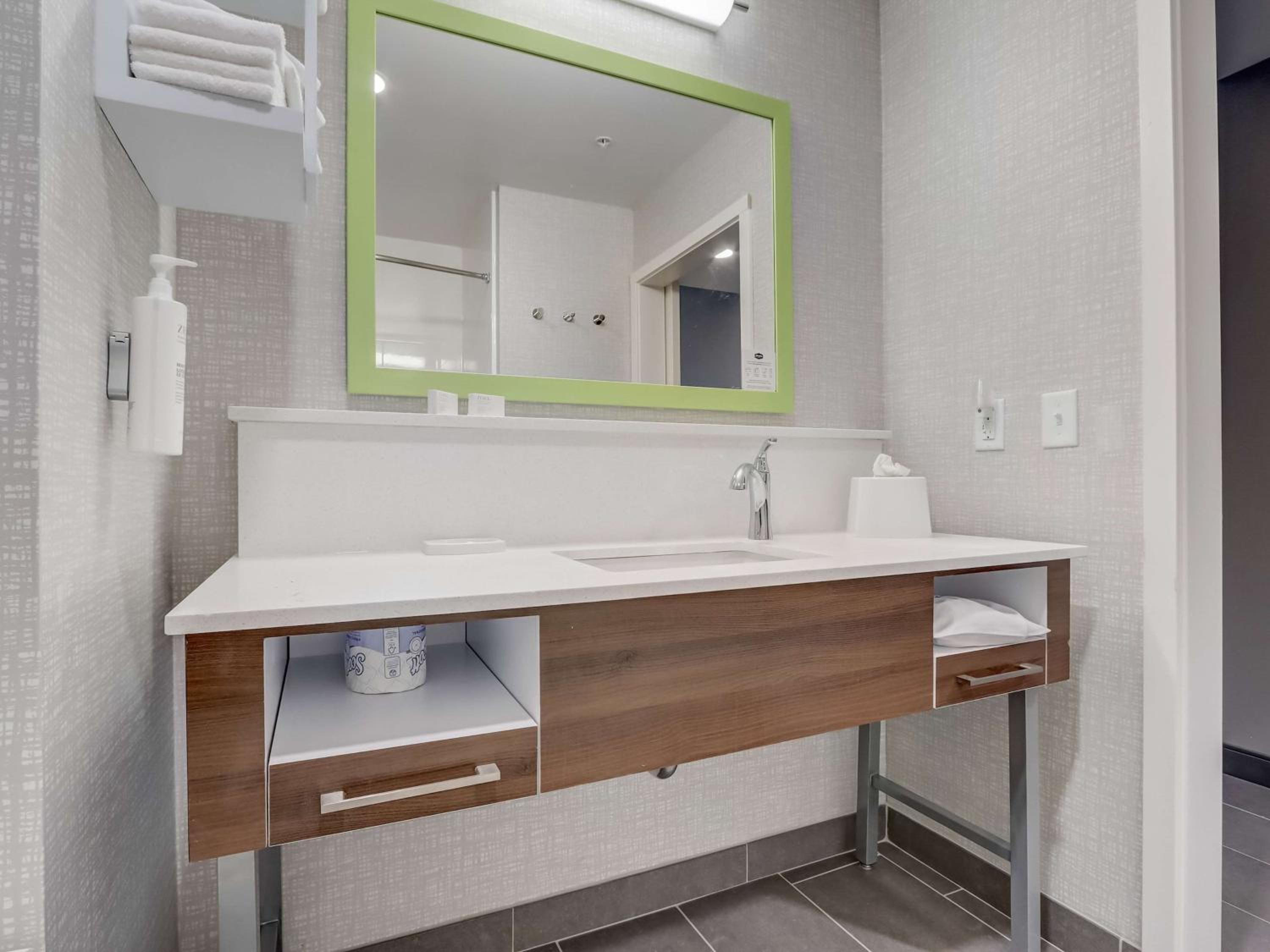 King Room with Bath Tub - Mobility Access - Photo 7