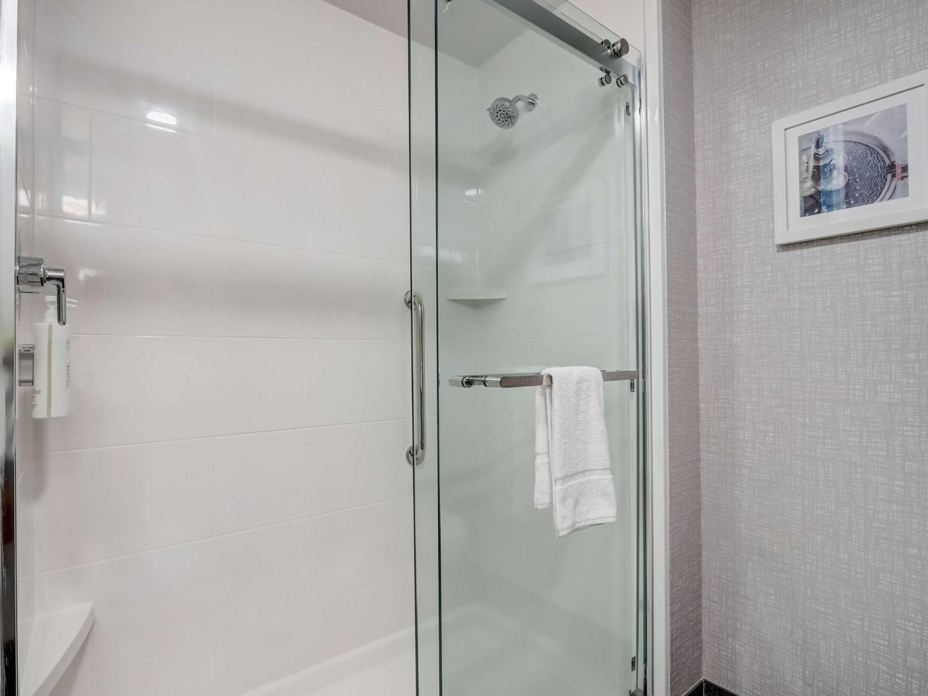 King Studio Suite with Wet Bar - Photo 11