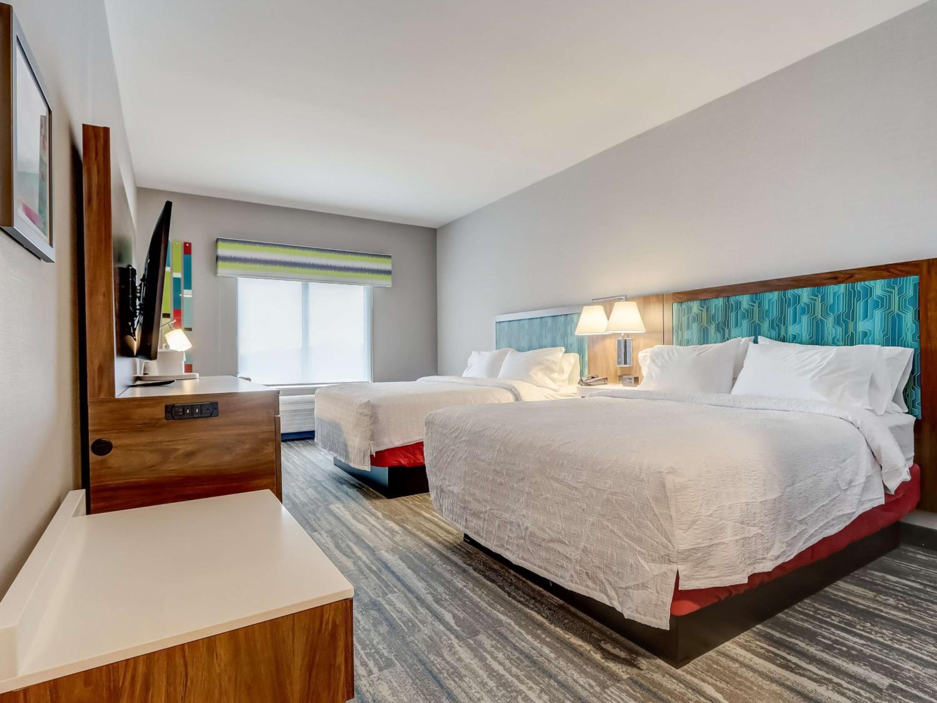 Queen Room with Two Queen Beds - Photo 20