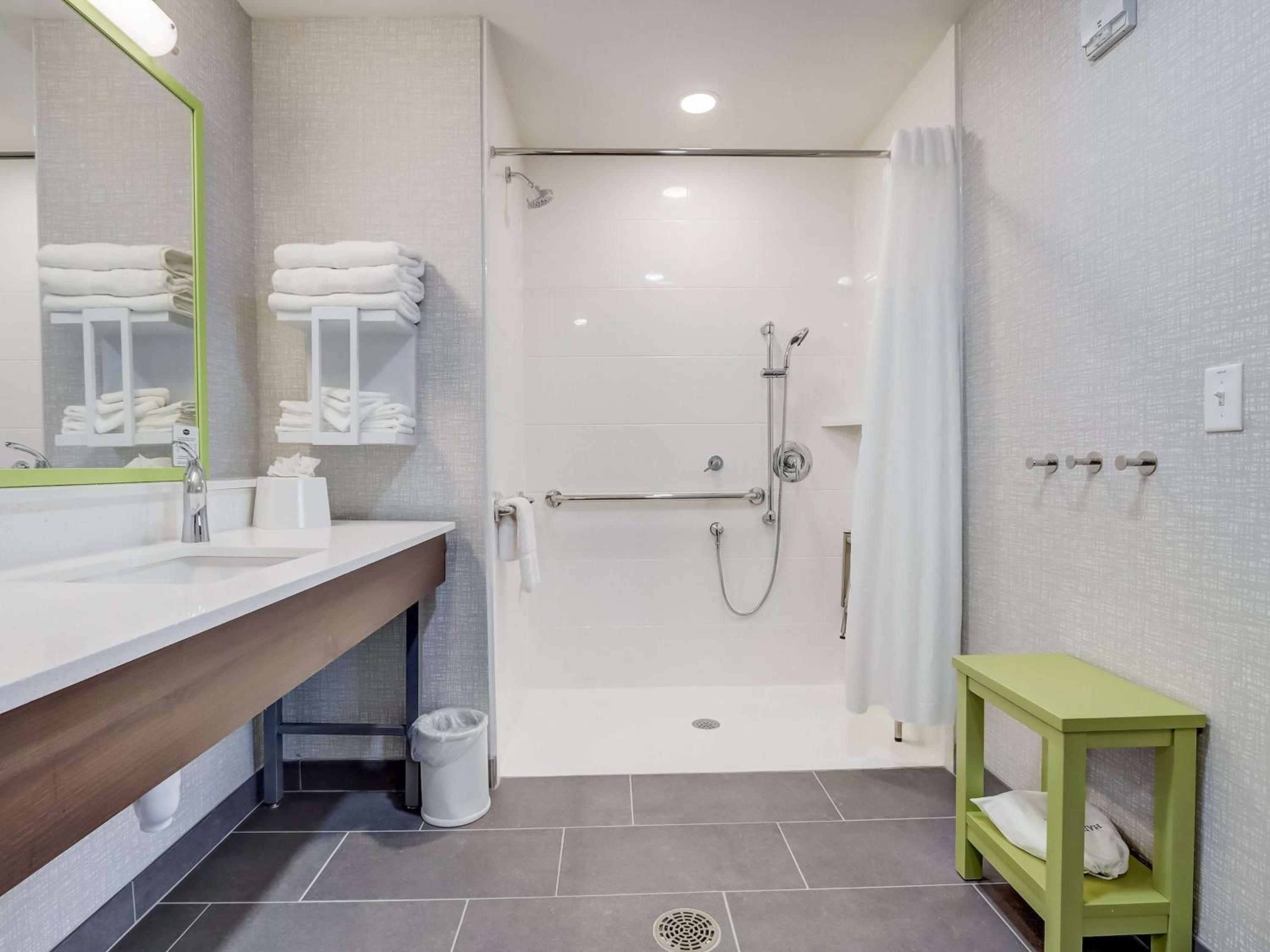 King Studio with Roll-In Shower - Mobility Accessible - Photo 12