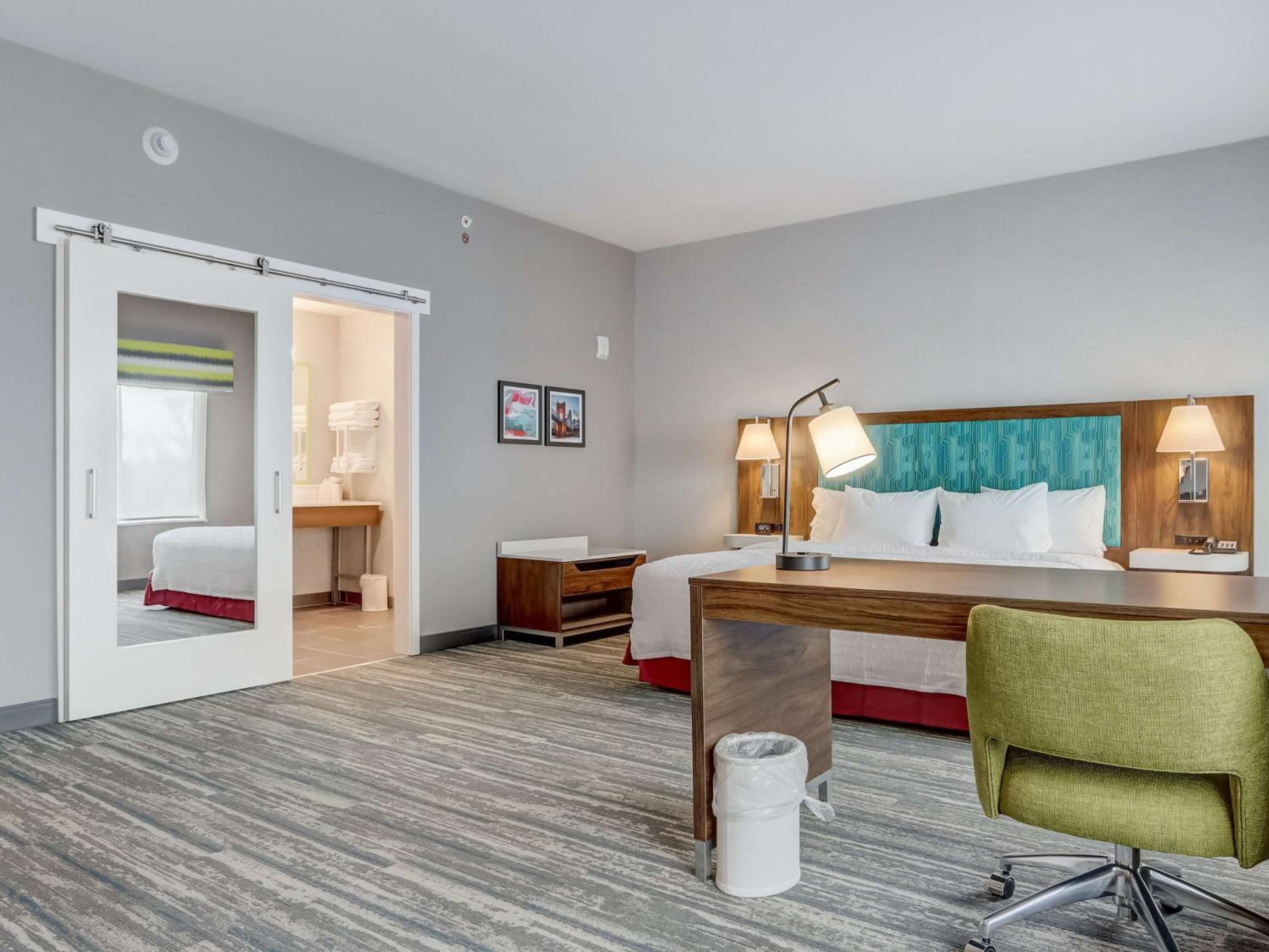 King Studio Suite with Wet Bar - Photo 3