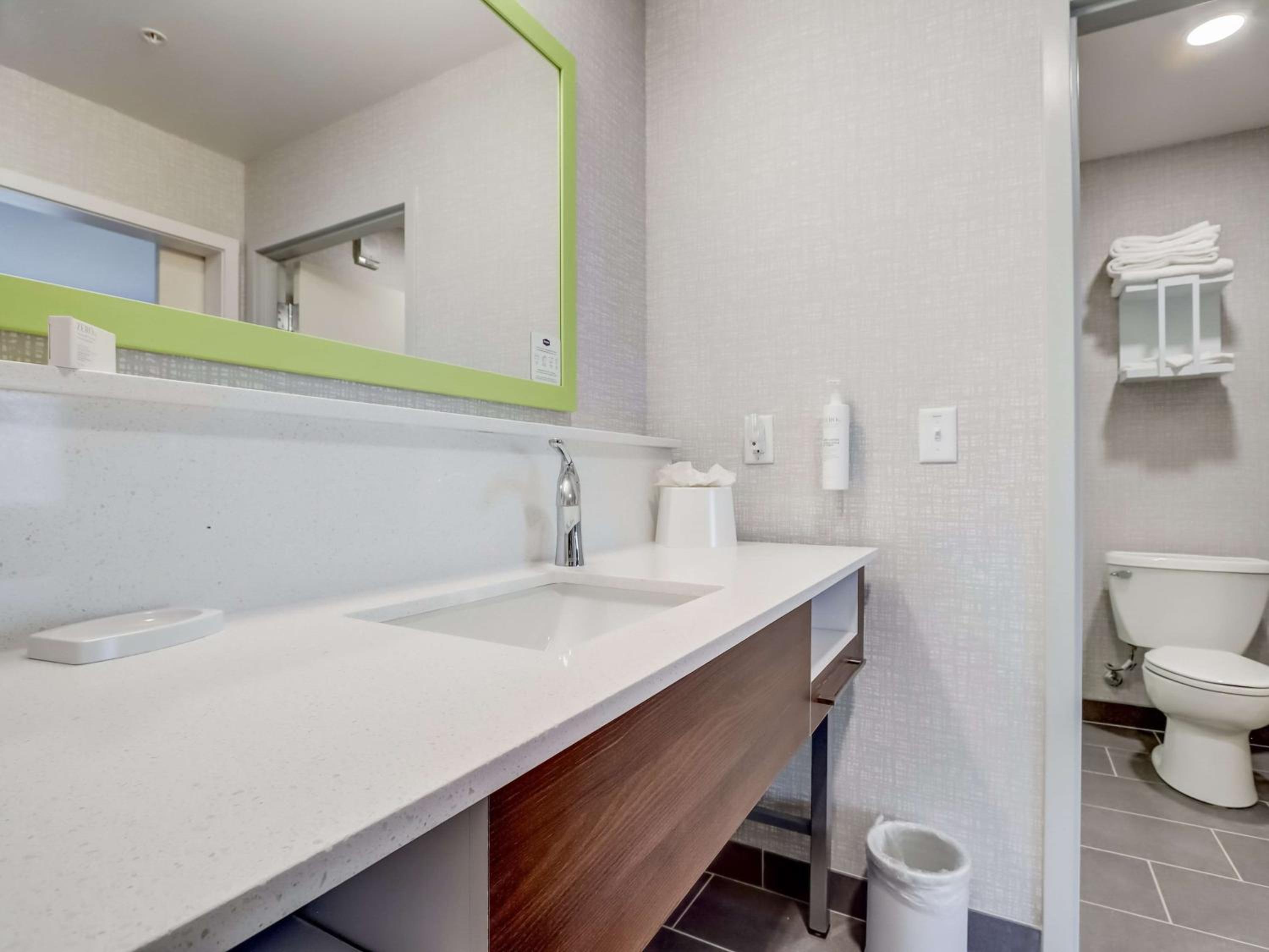King Studio Suite with Wet Bar - Photo 12