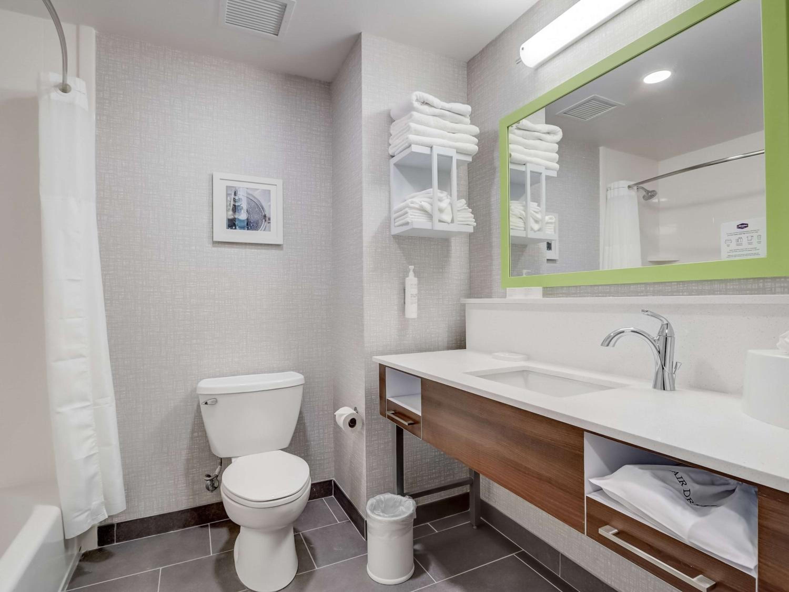 King Room with Bath Tub - Mobility Access - Photo 17