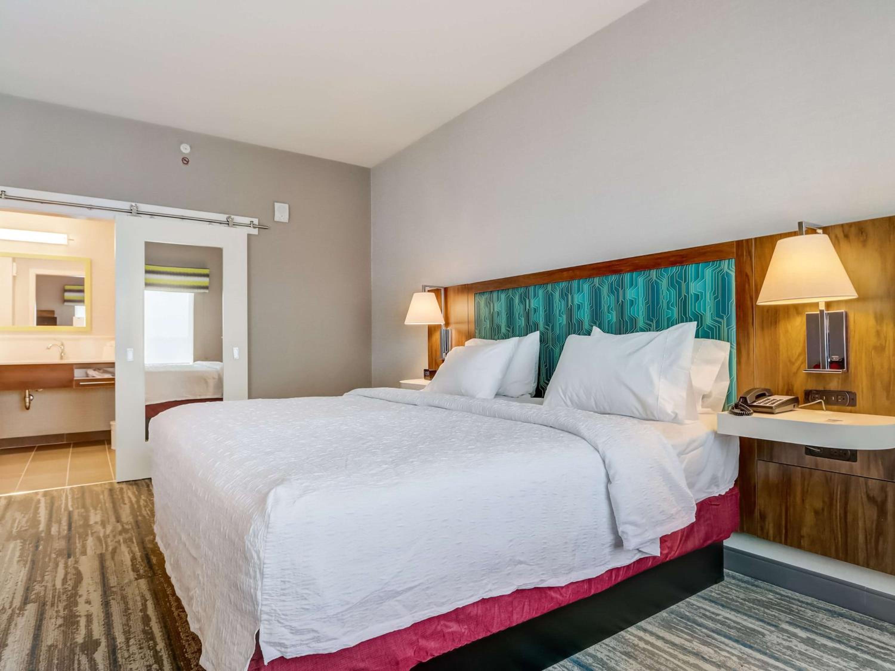 King Studio Suite with Wet Bar - Photo 9