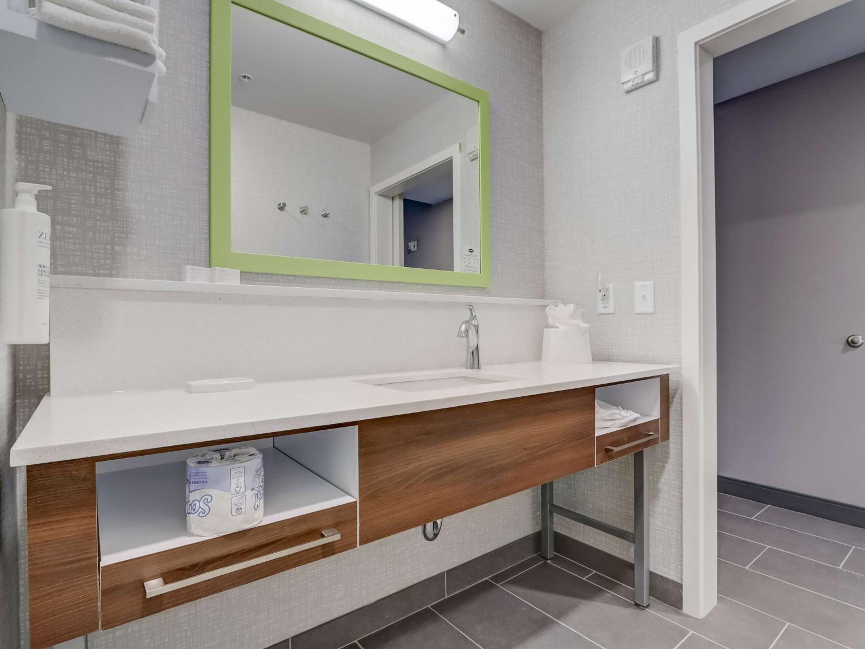 King Studio Suite with Wet Bar - Photo 14