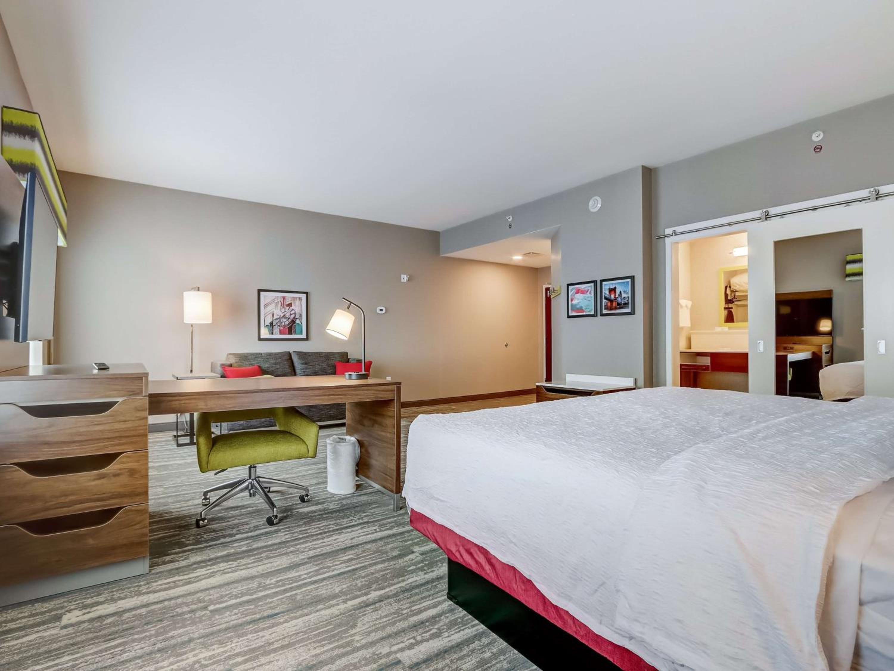 King Studio Suite with Wet Bar - Photo 16