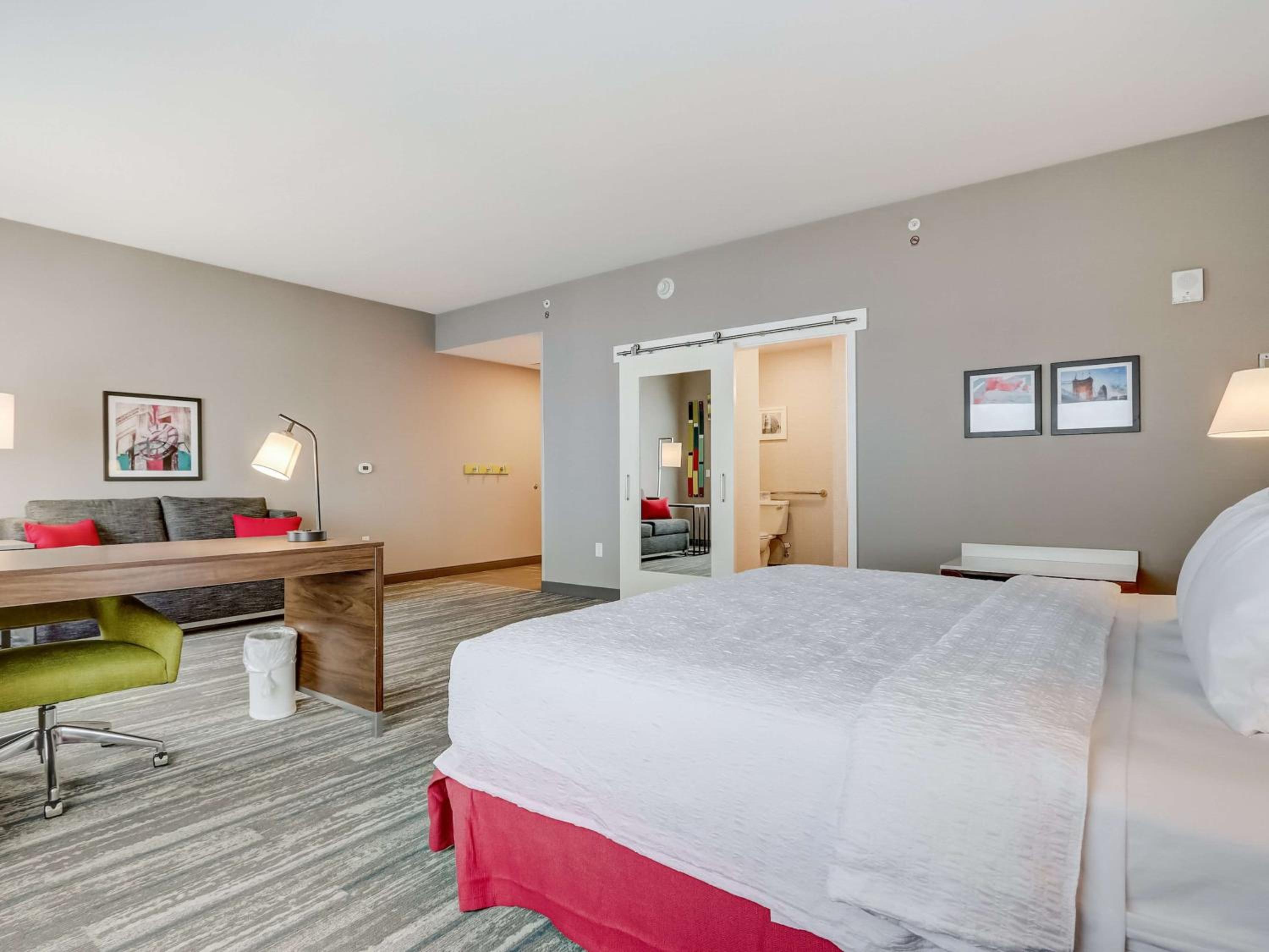 King Studio Suite with Wet Bar - Photo 17