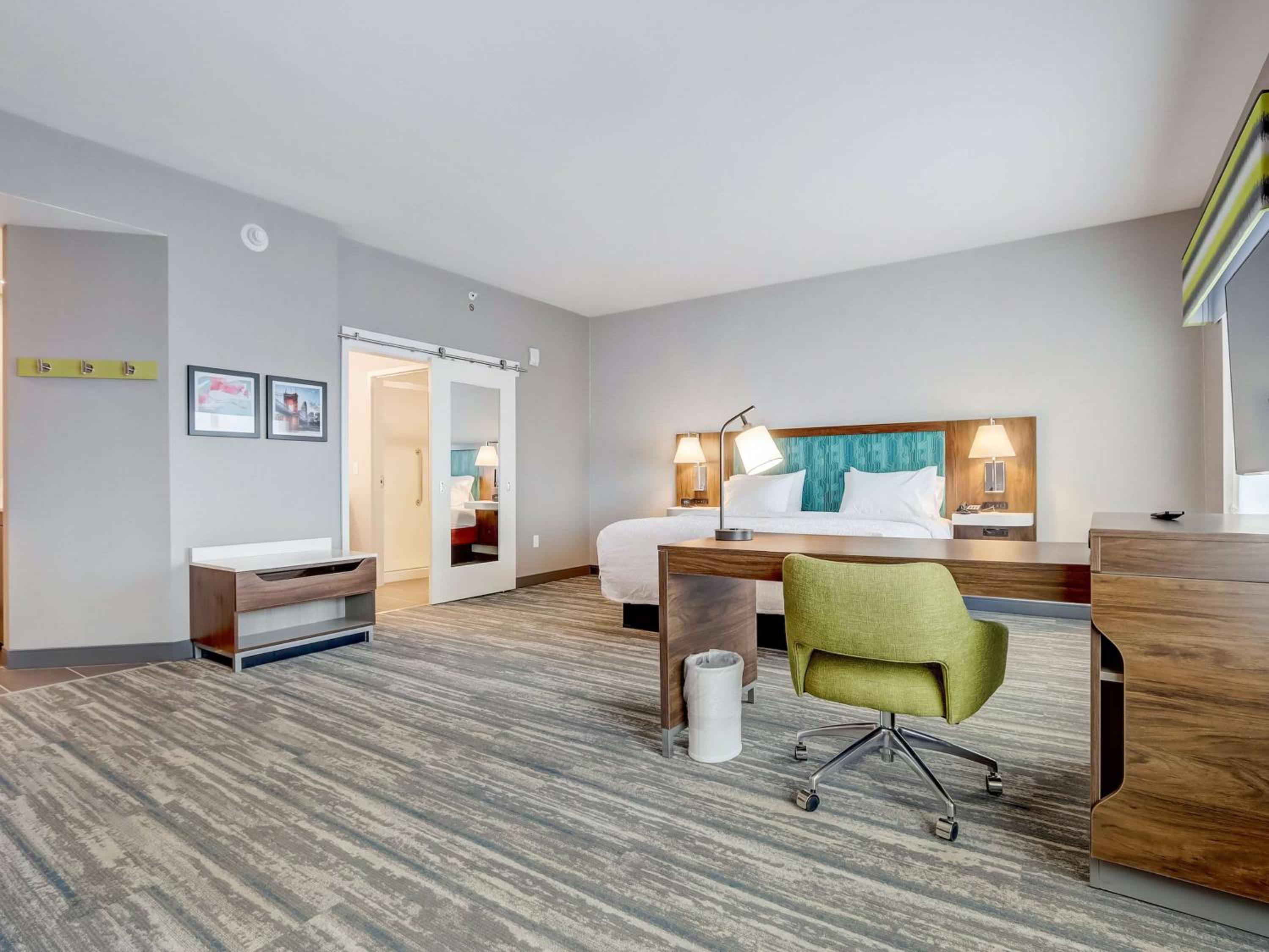 King Studio Suite with Wet Bar - Photo 19