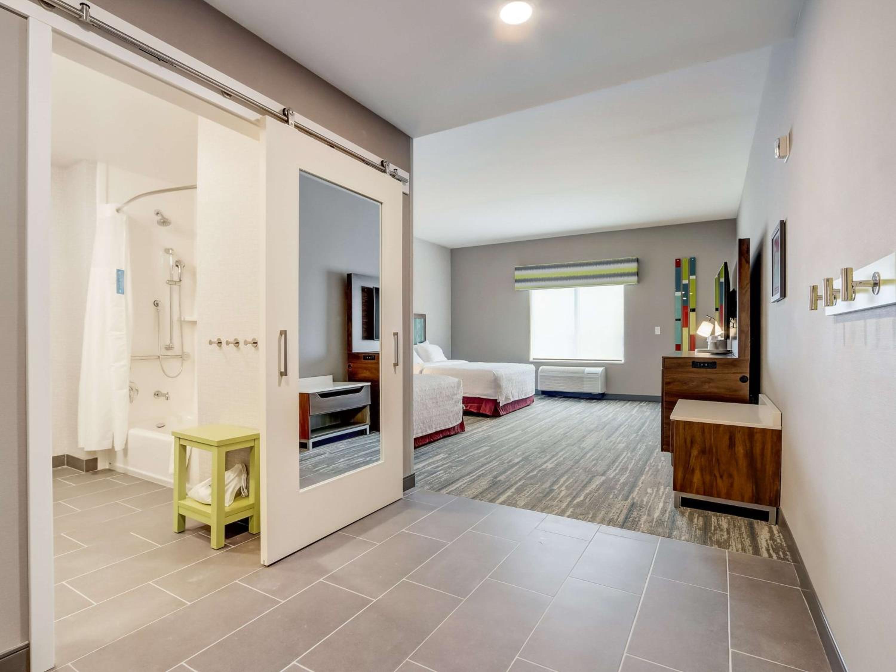 Queen Room with Two Queen Beds and Bath Tub - Mobility Access - Photo 13