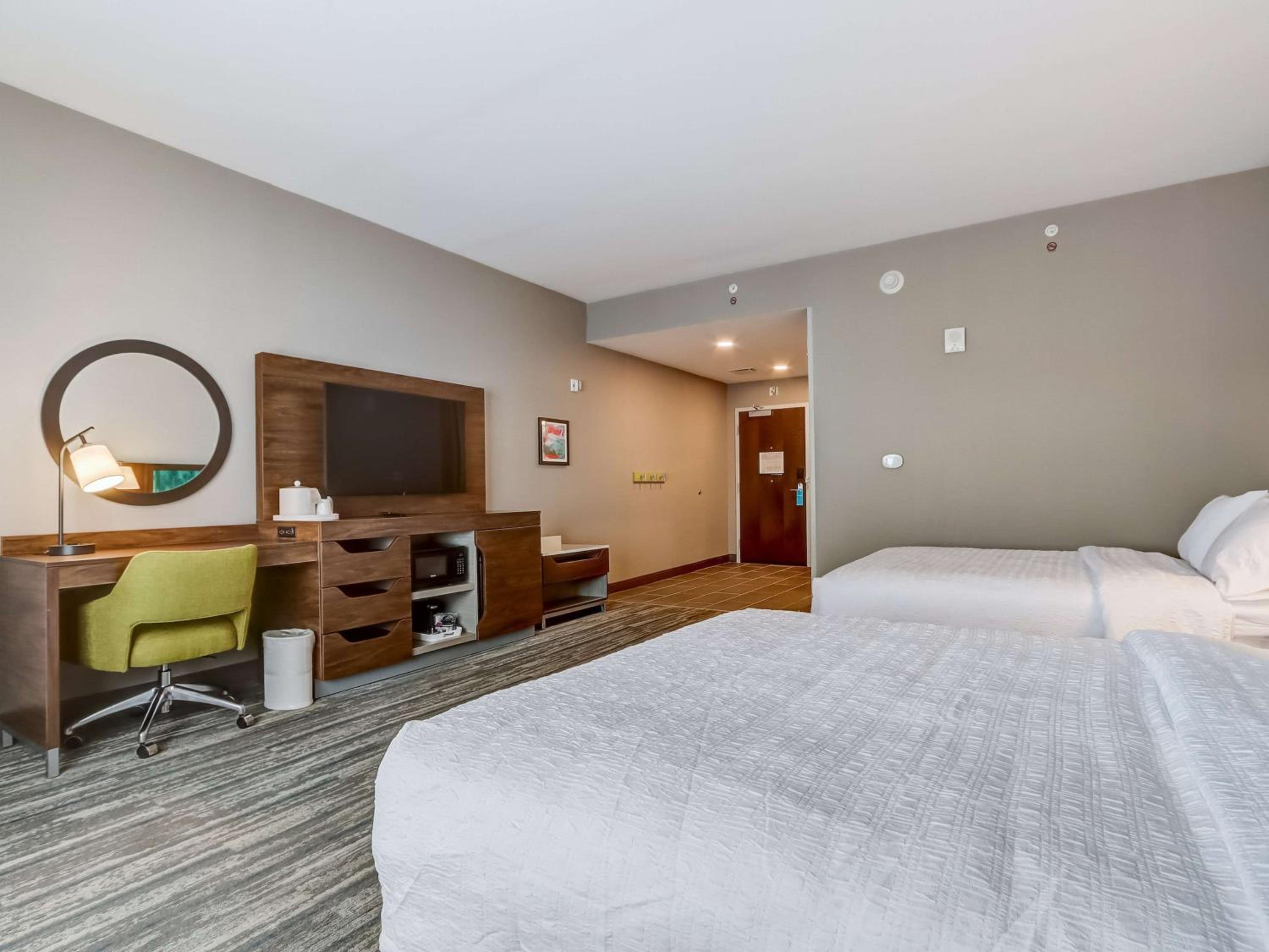 Queen Room with Two Queen Beds - Photo 19
