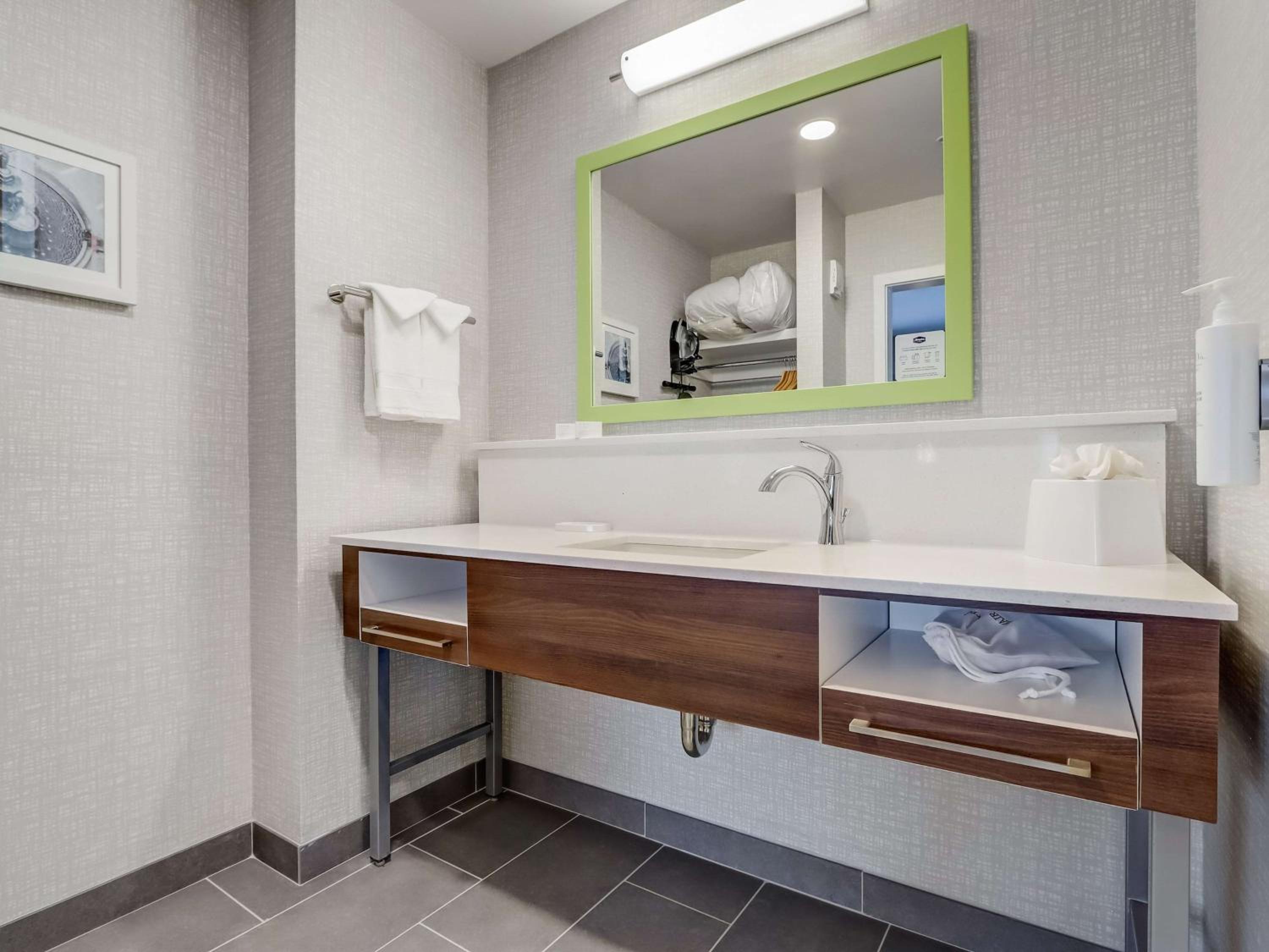 King Studio Suite with Wet Bar - Photo 13