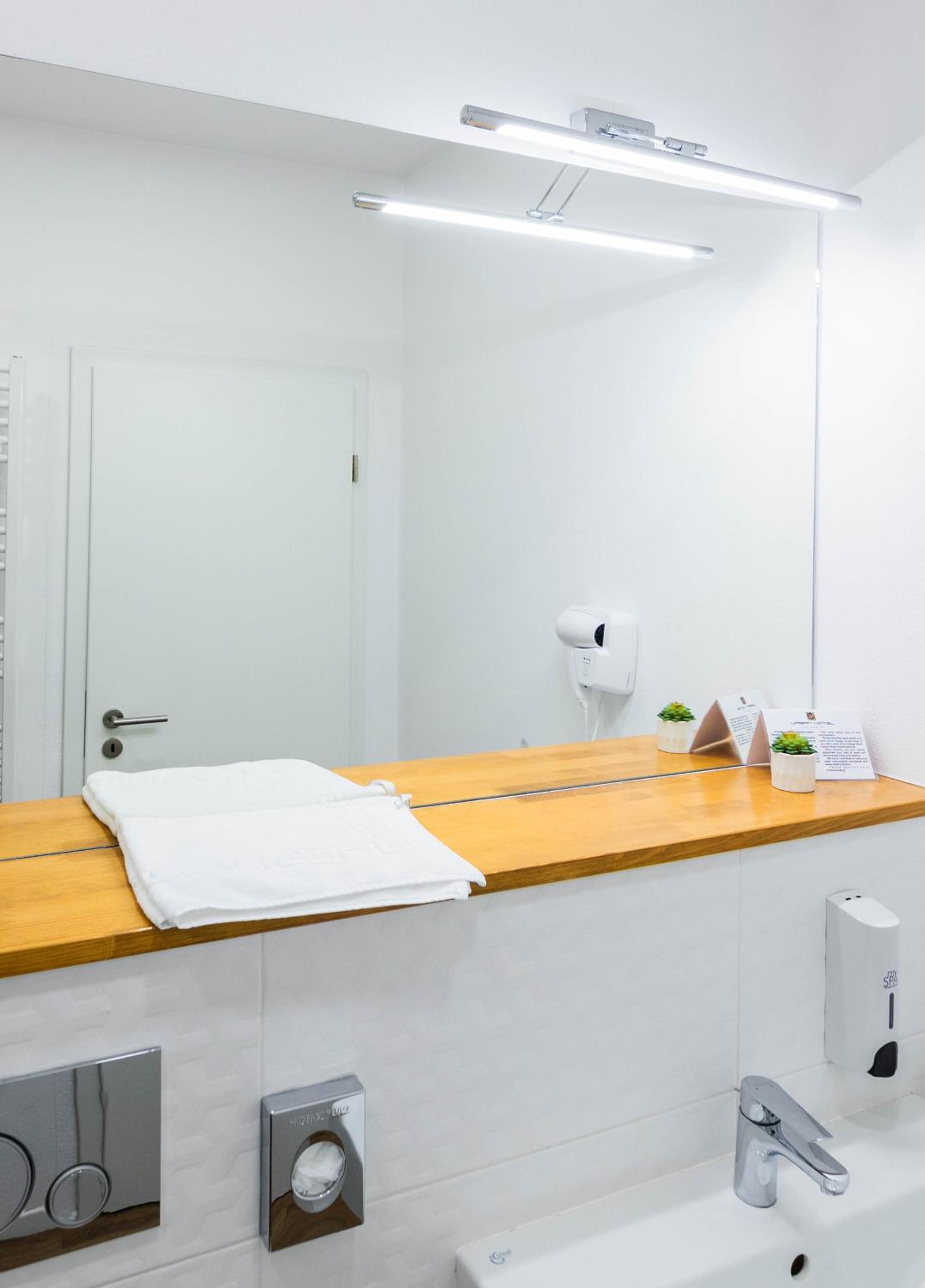 Standard Double Room - Photo 15