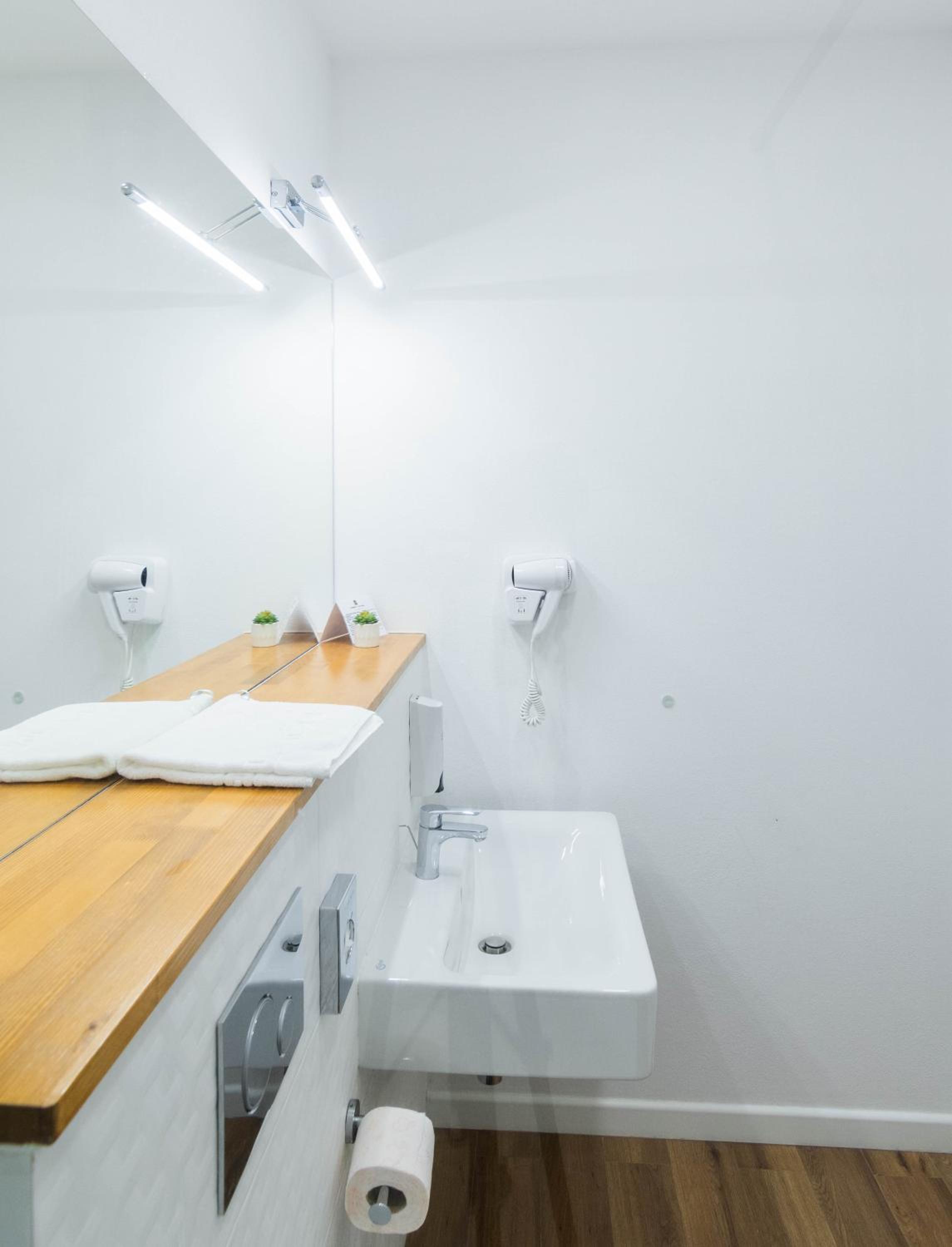 Standard Double Room - Photo 7