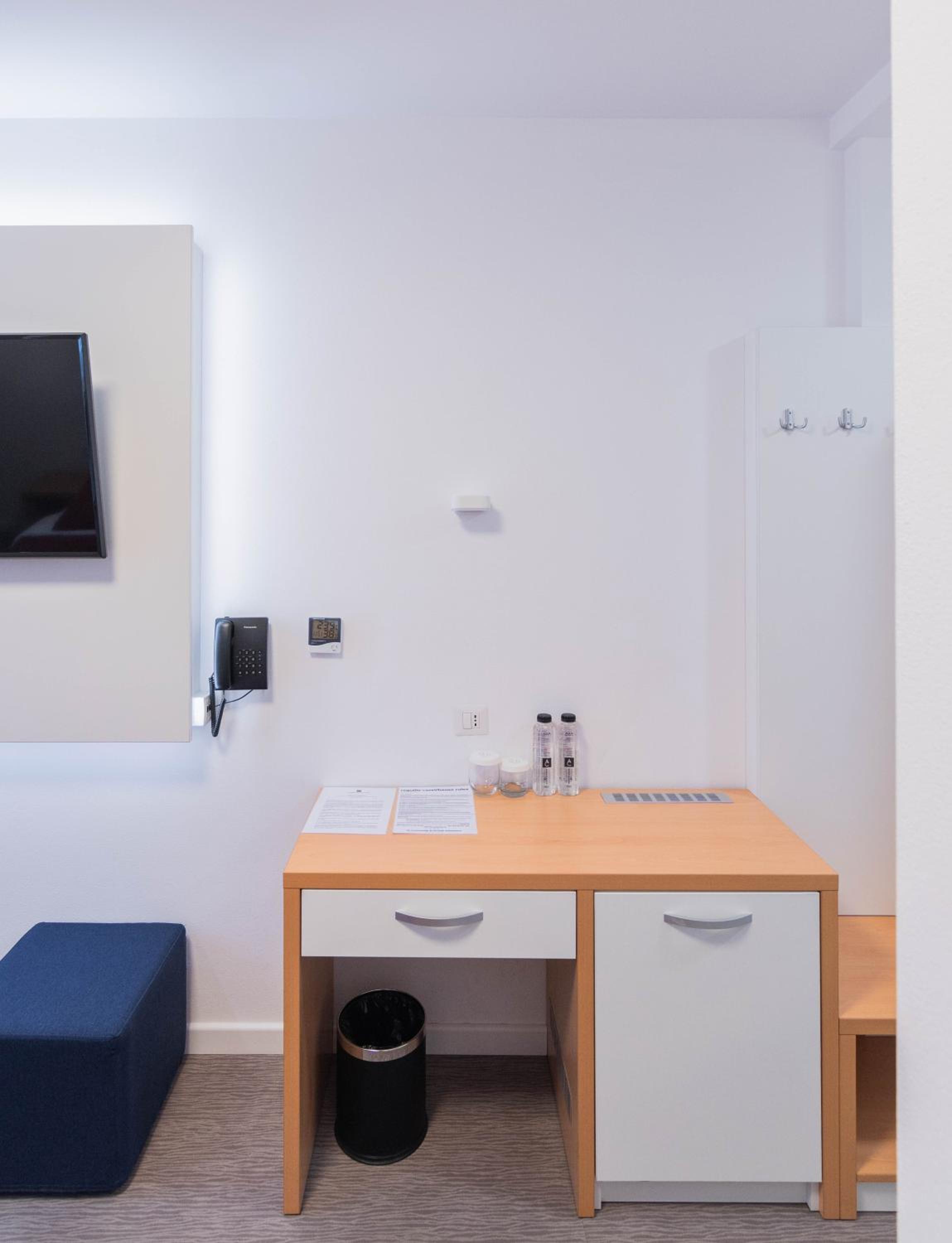 Standard Double Room - Photo 11