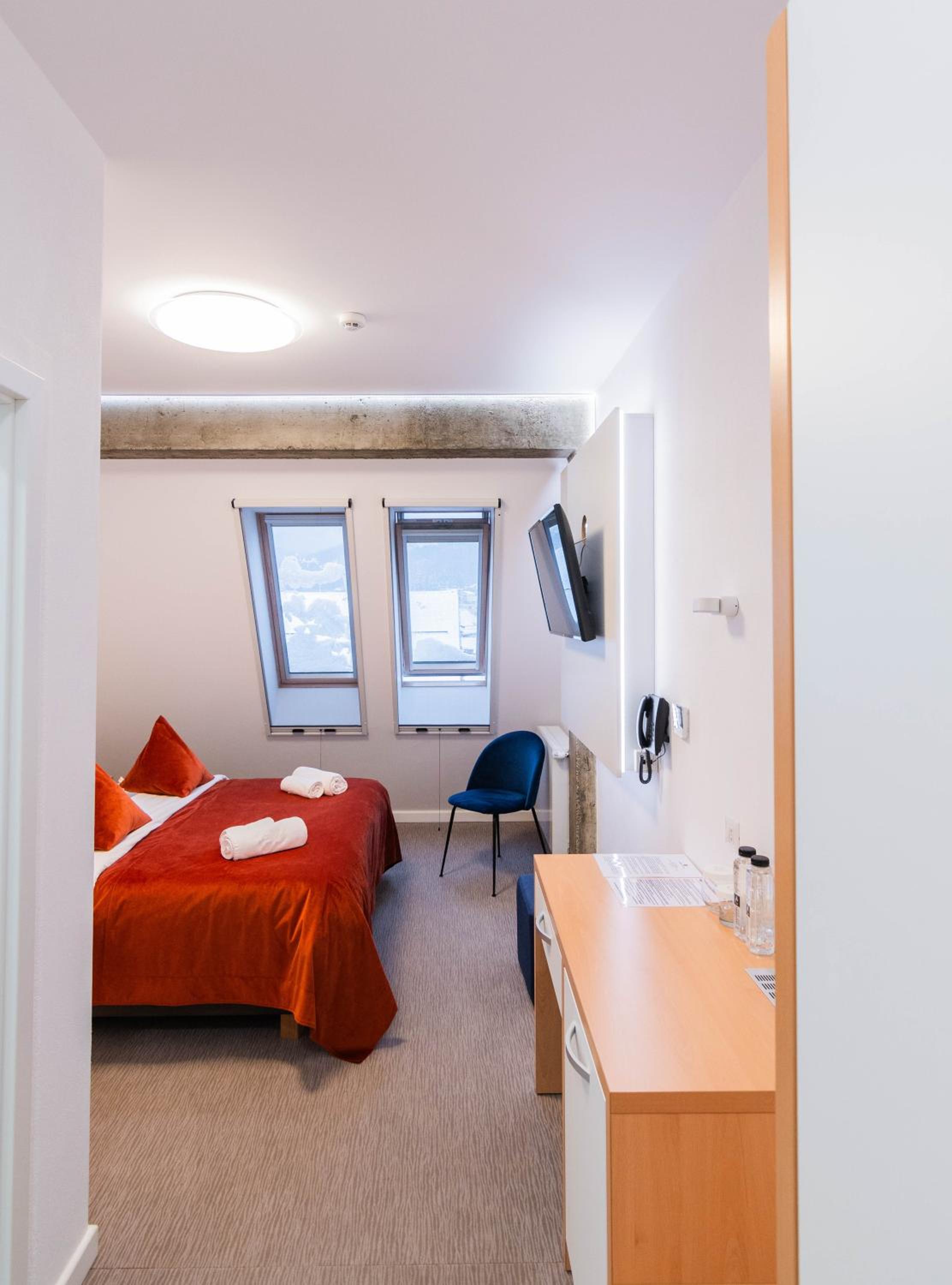 Standard Double Room - Photo 8