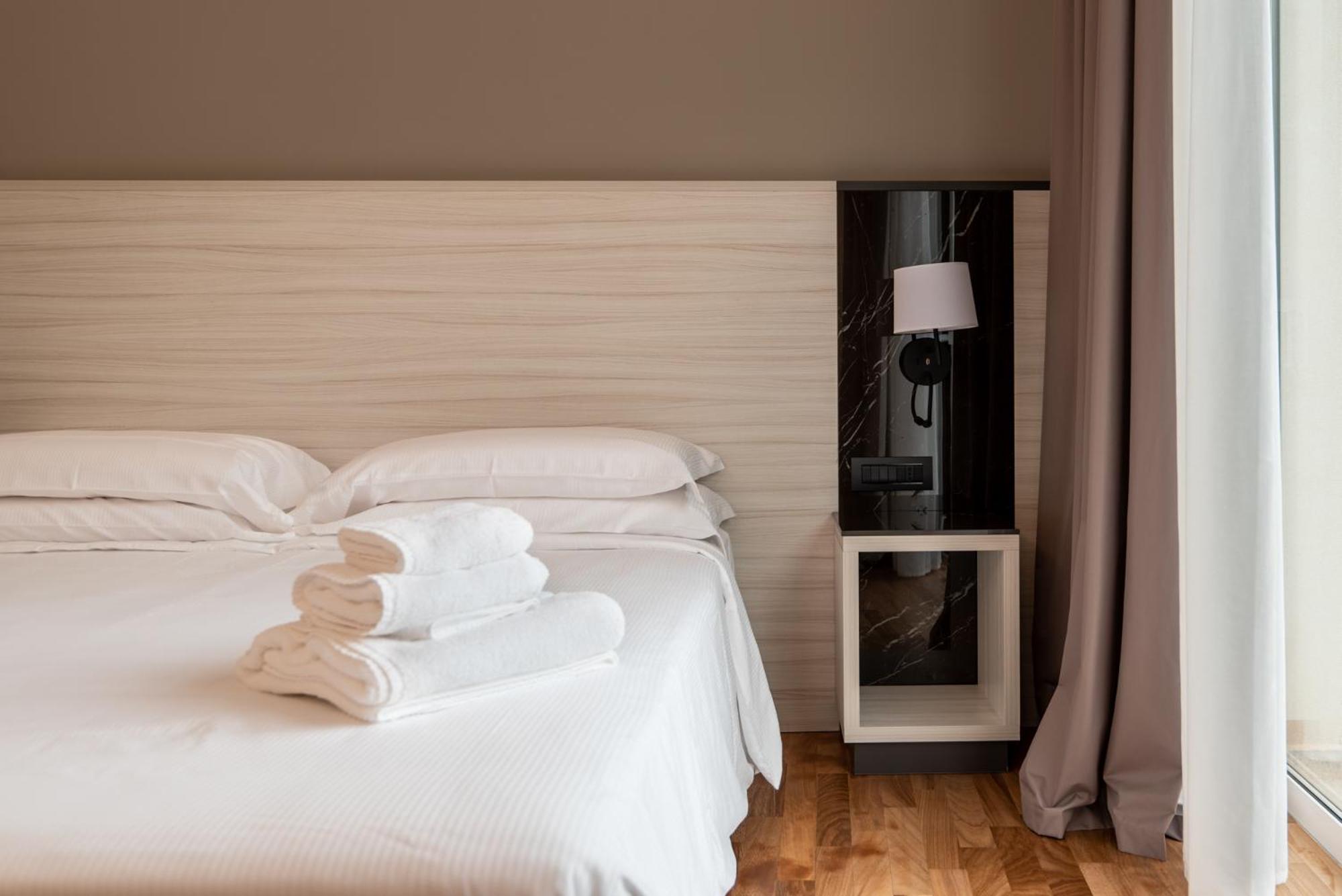Standard Triple Room with Sea View - Photo 4