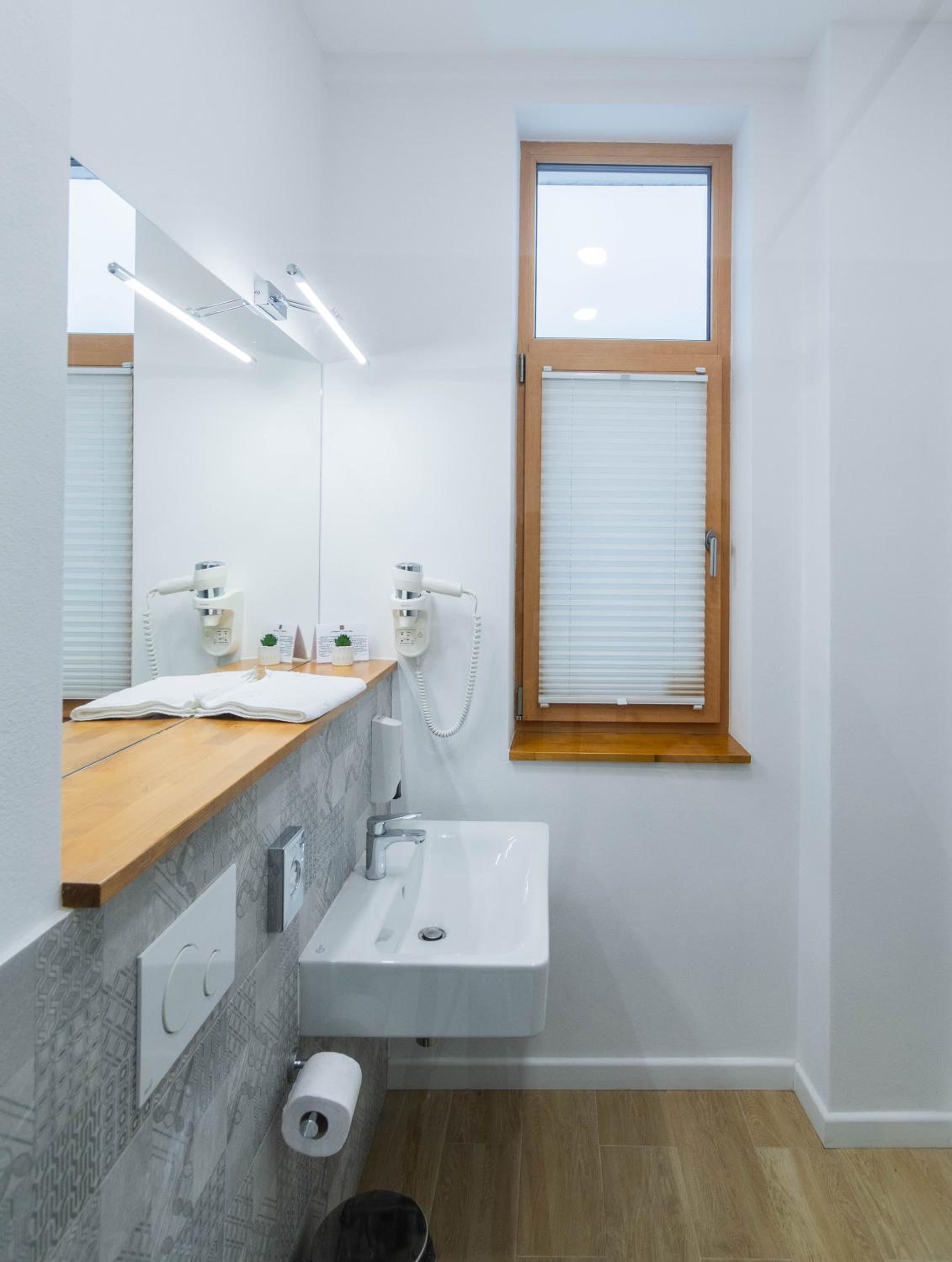 Twin Room with Shower - Photo 9
