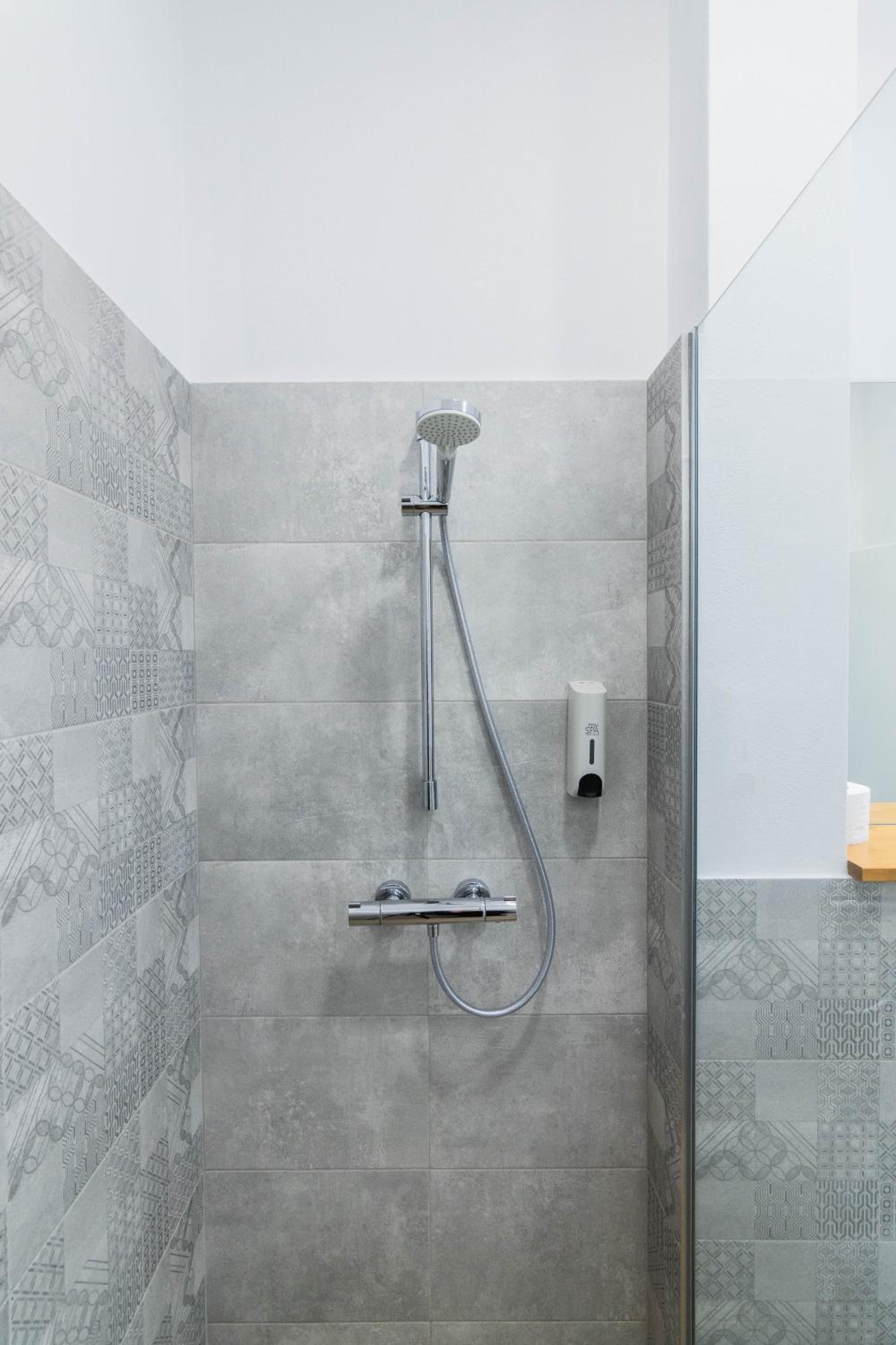 Twin Room with Shower - Photo 10