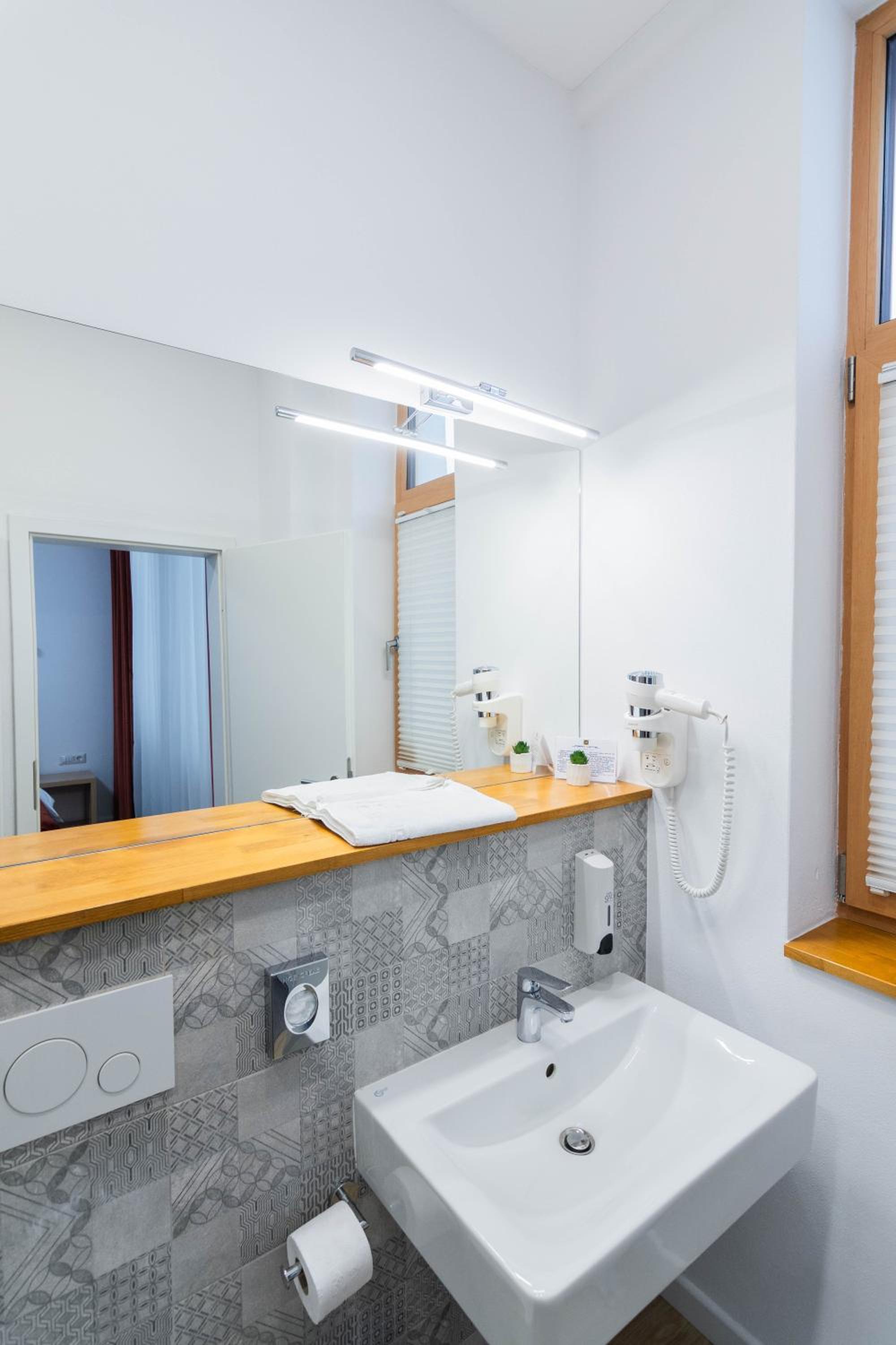 Twin Room with Shower - Photo 8