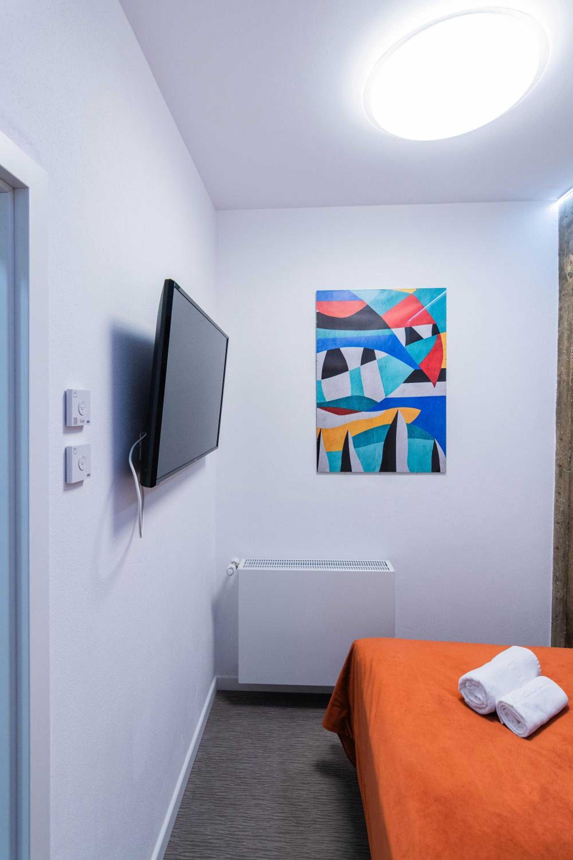 Apartment with Mountain View - Photo 11