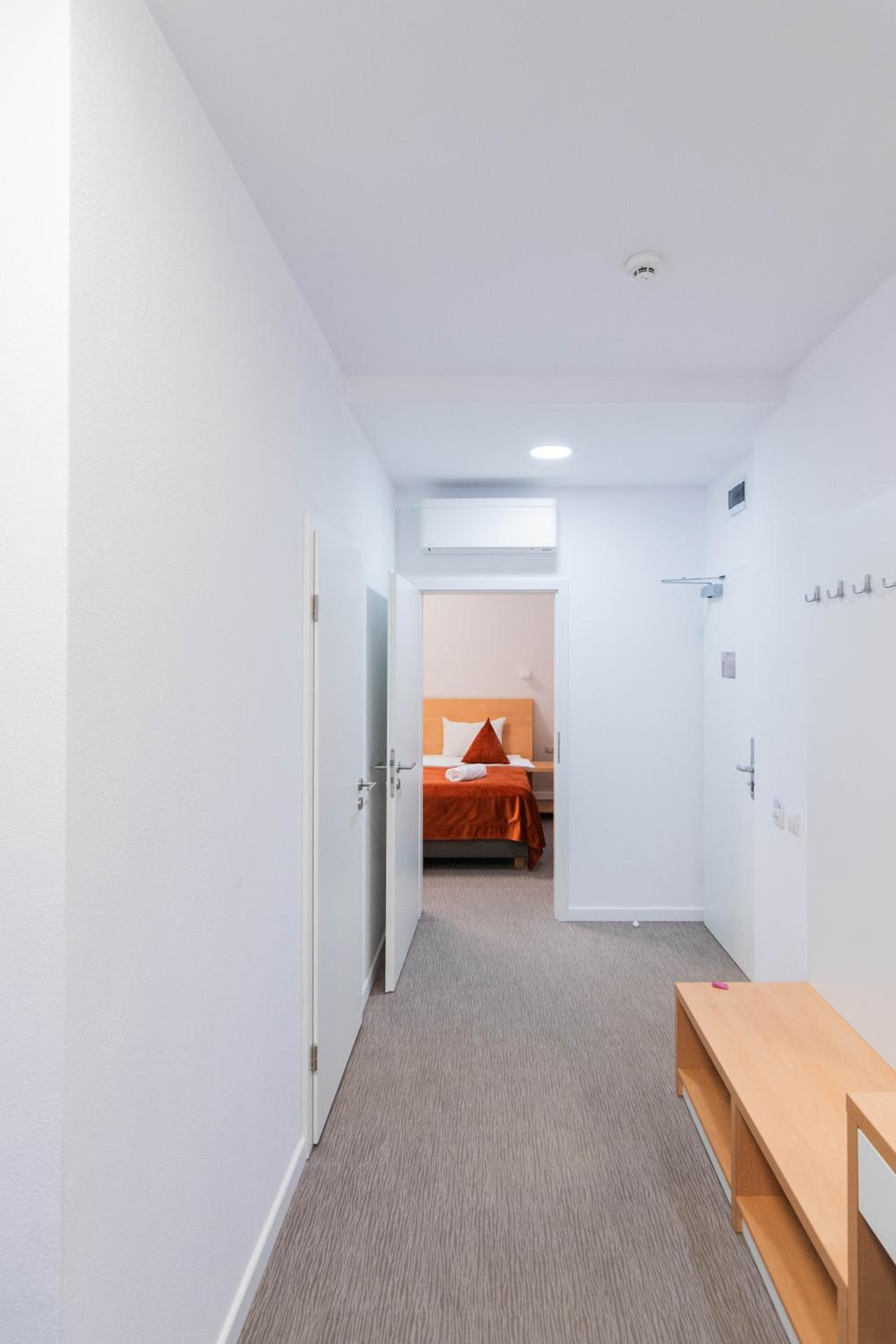 Apartment with Mountain View - Photo 2