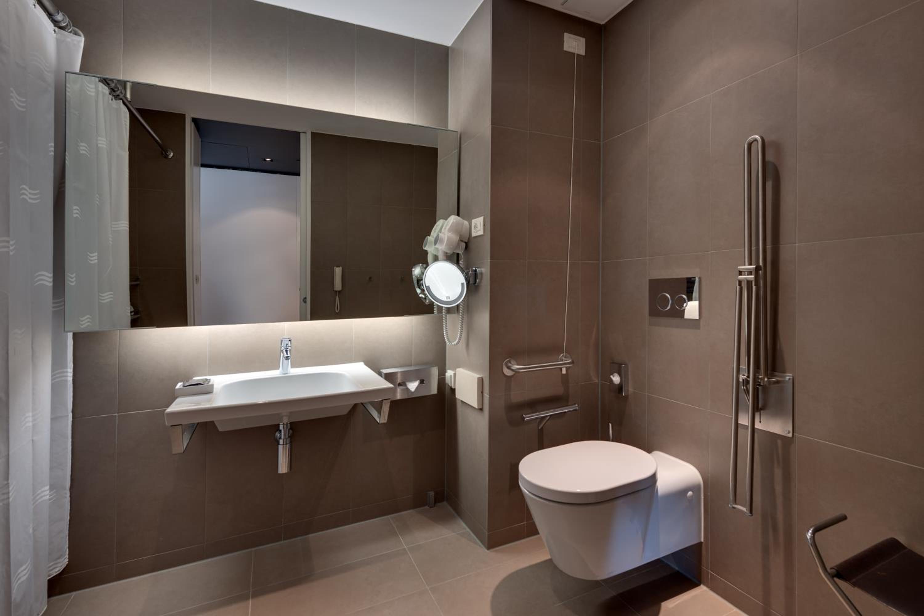 Premium Accessible Room - Photo 2