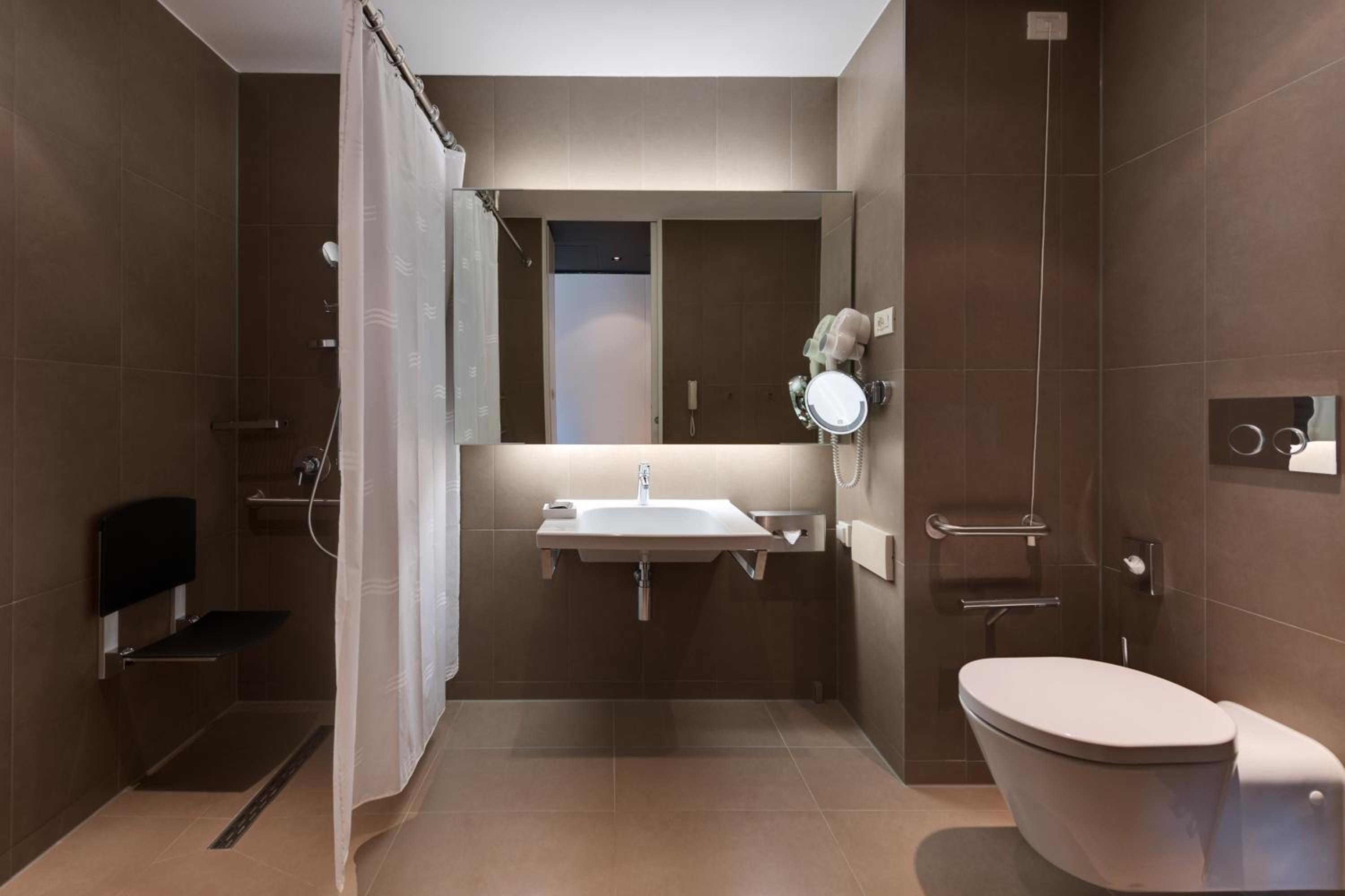 Premium Accessible Room - Photo 3