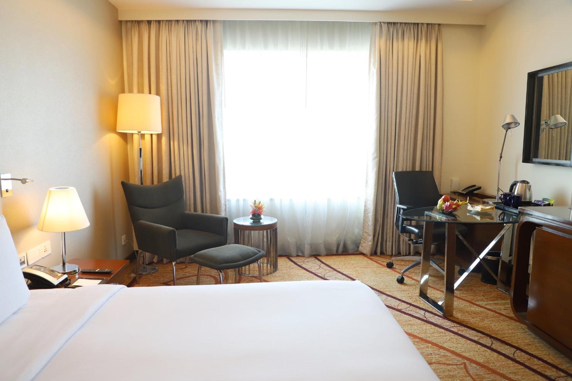 Premium King Room - Photo 4