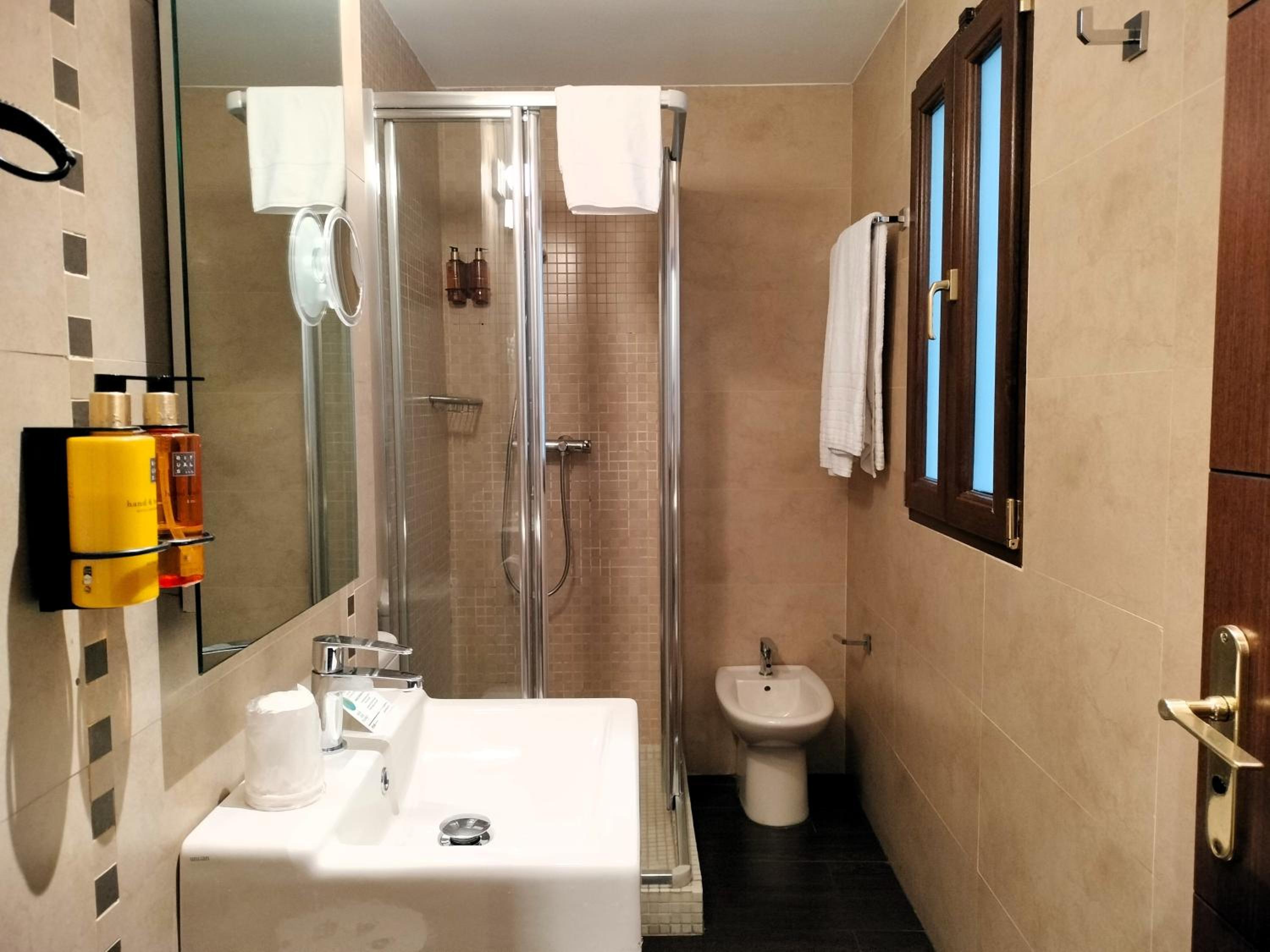 Double or Twin Room - Photo 6