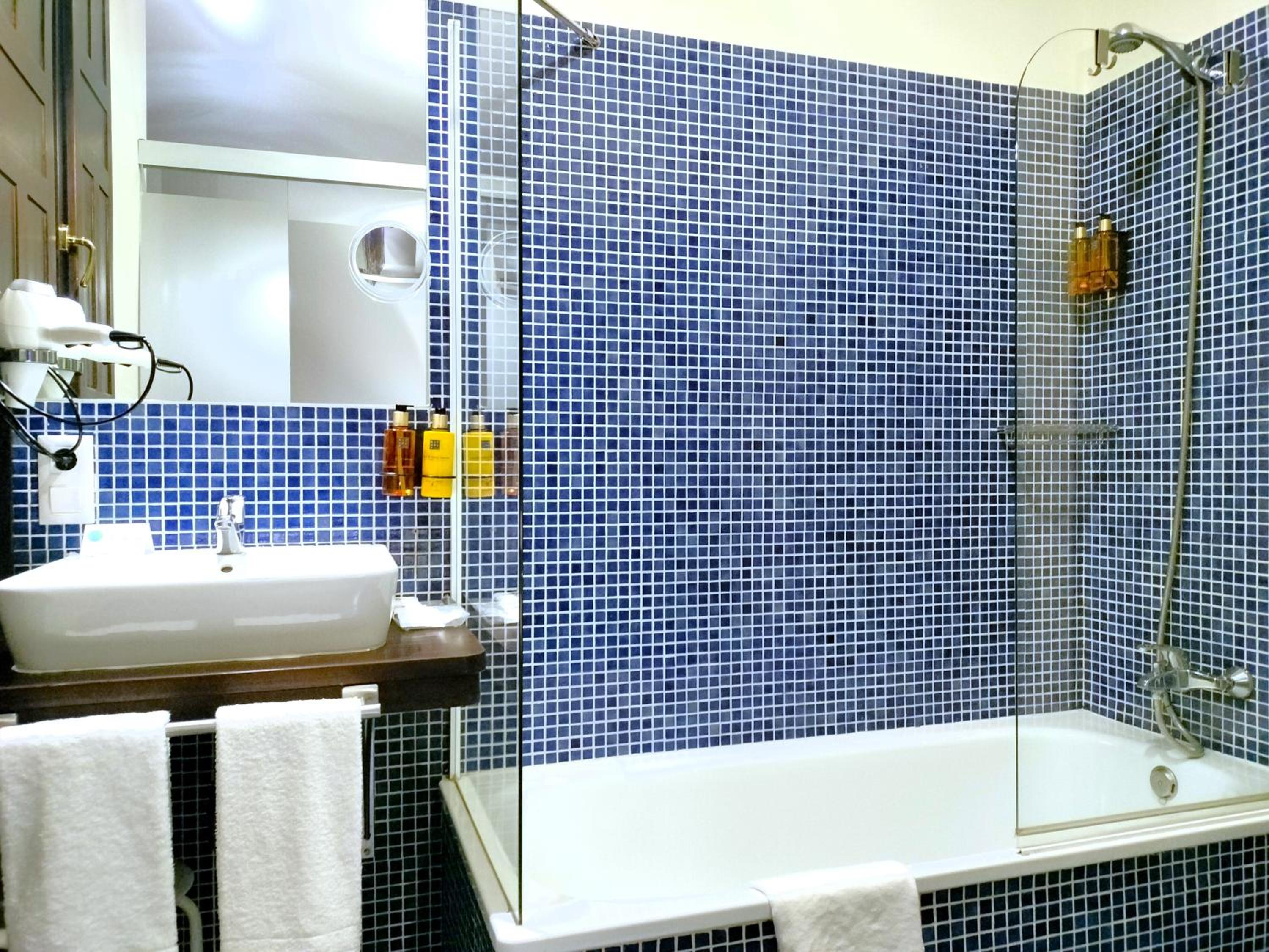 Double or Twin Room - Photo 14