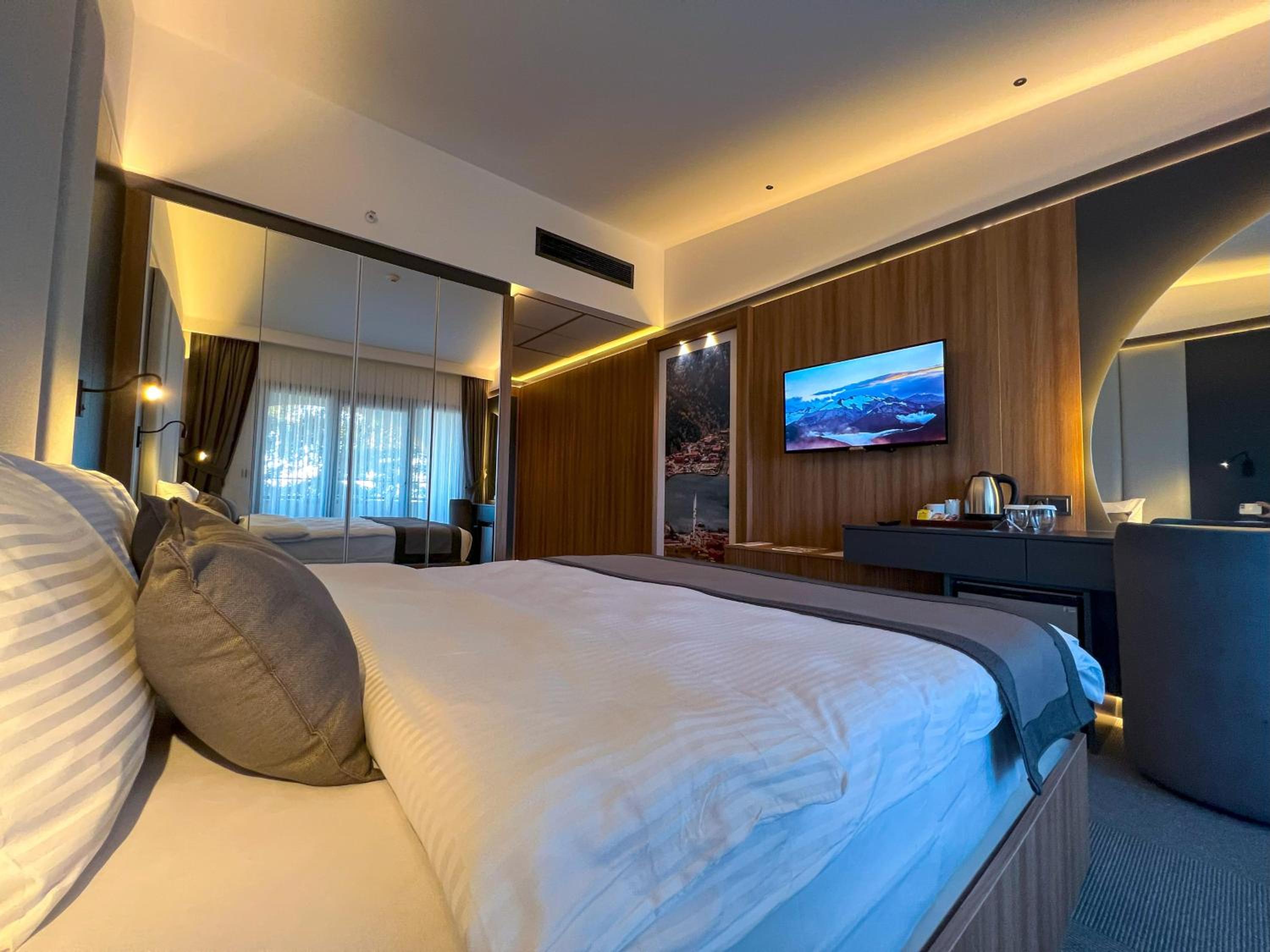 Deluxe Double Room with Balcony and Sea View - Photo 2