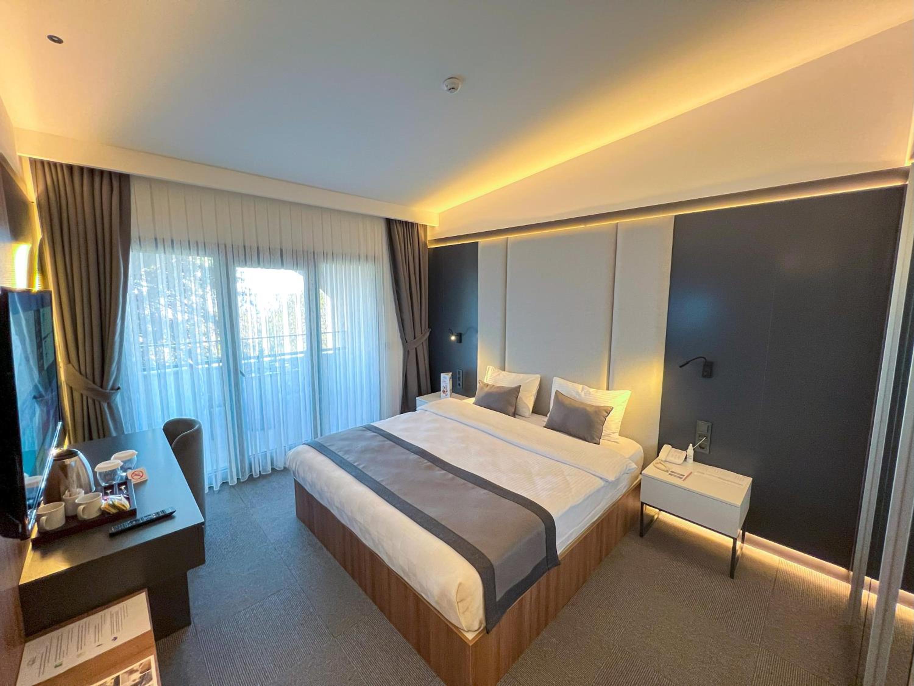 Deluxe Double Room with Balcony and Sea View - Photo 9