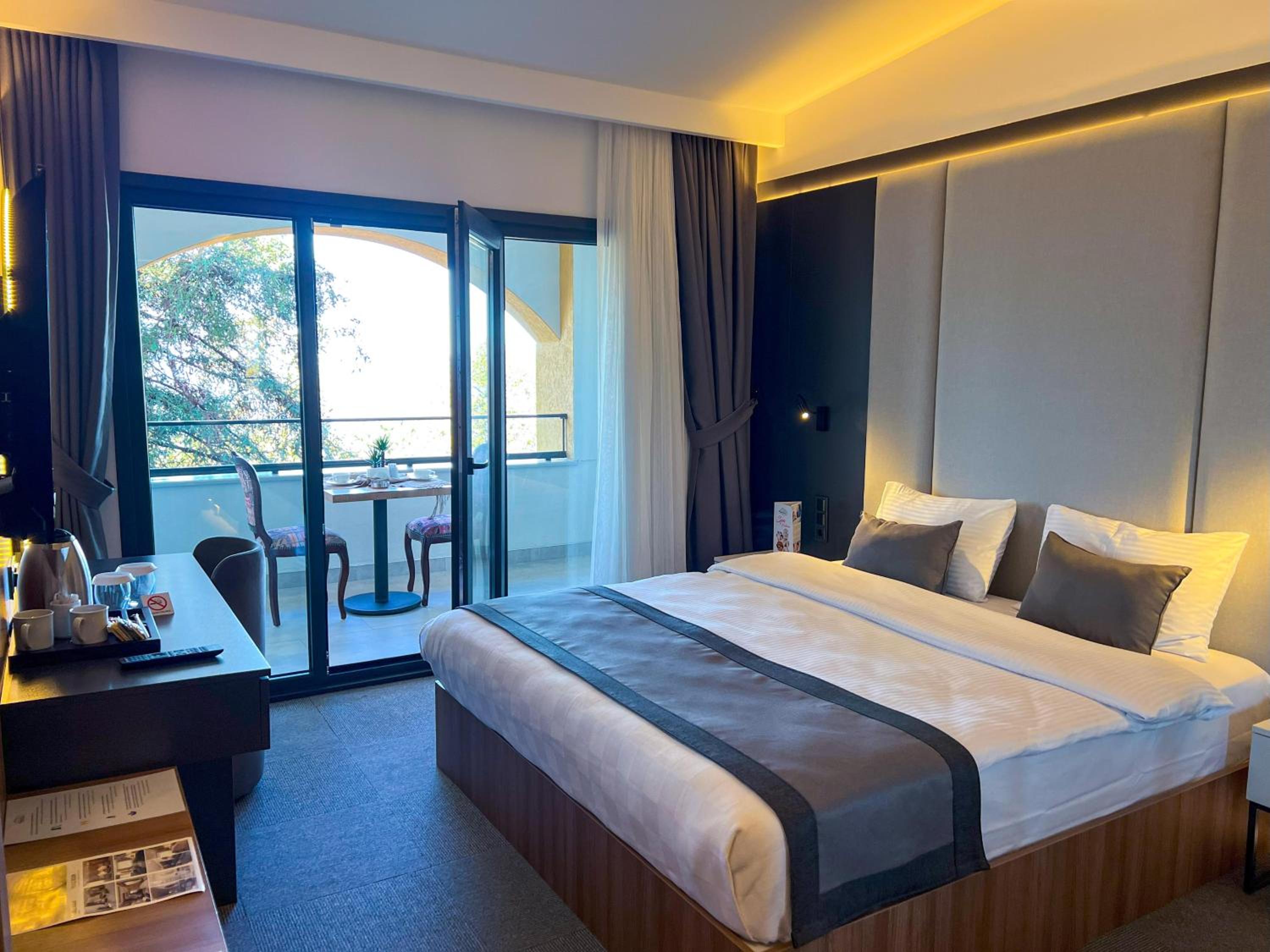 Deluxe Double Room with Balcony and Sea View - Photo 1