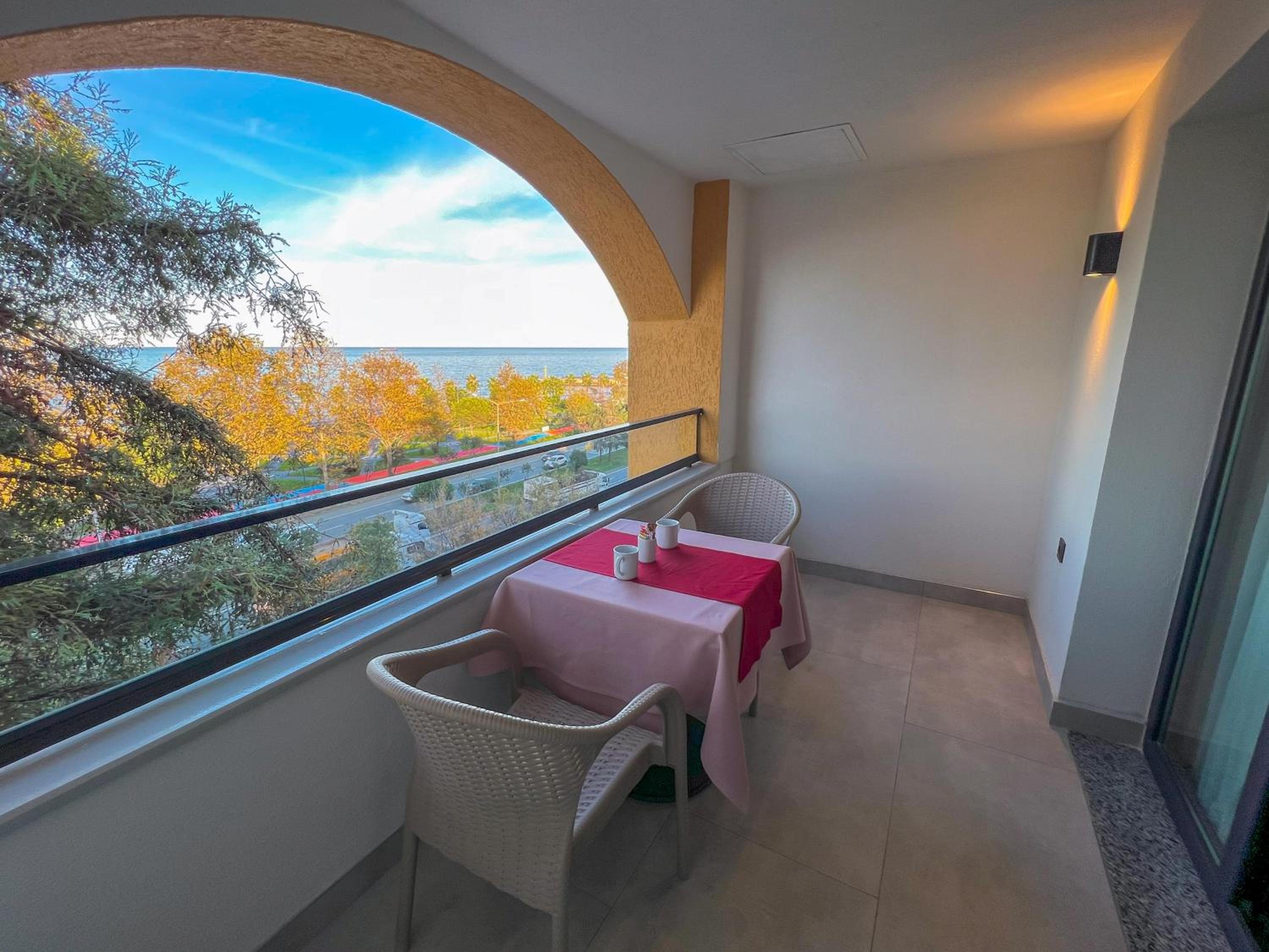 Deluxe Double Room with Balcony and Sea View - Photo 5