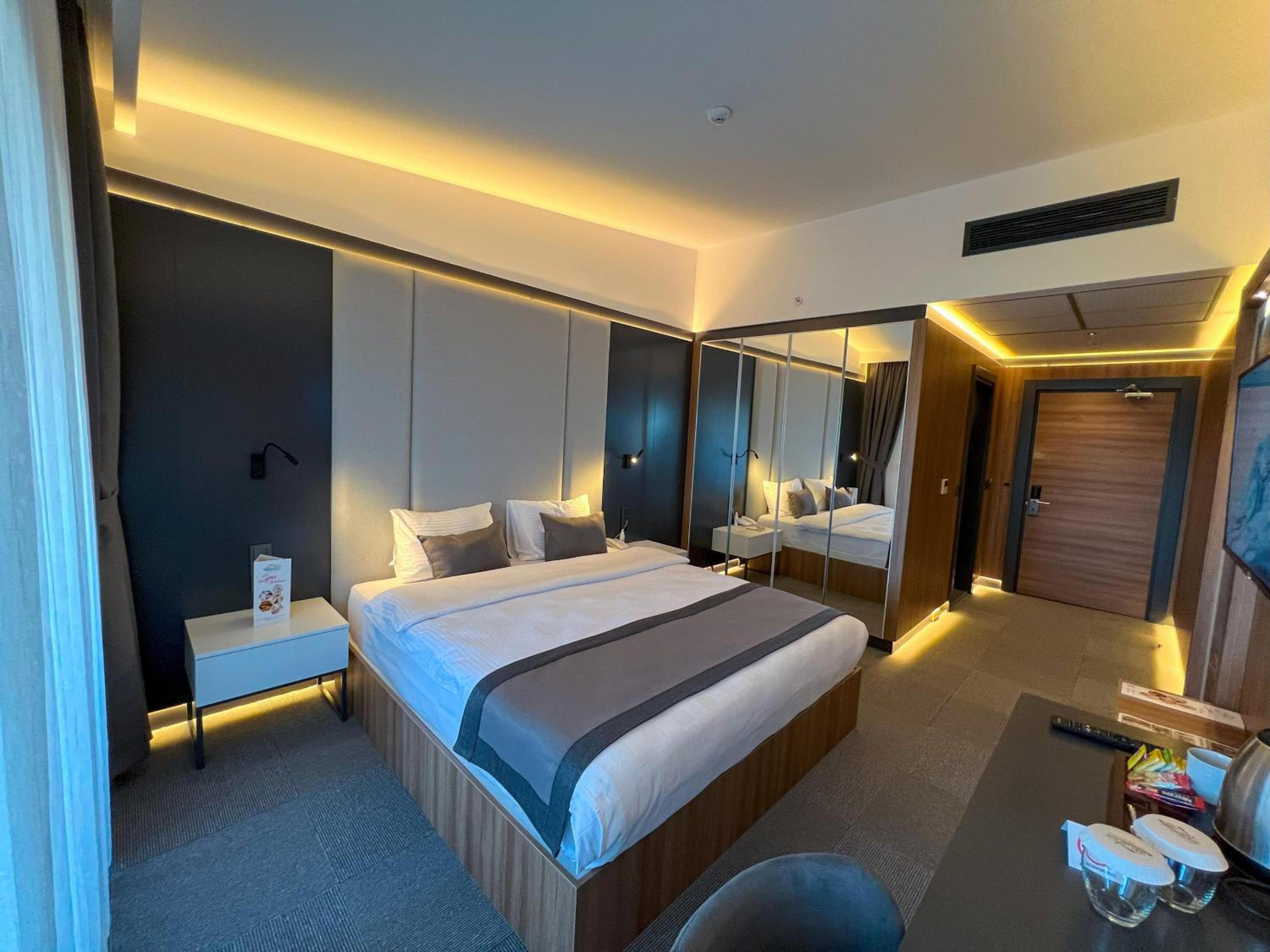 Deluxe Double Room with Balcony and Sea View - Photo 3