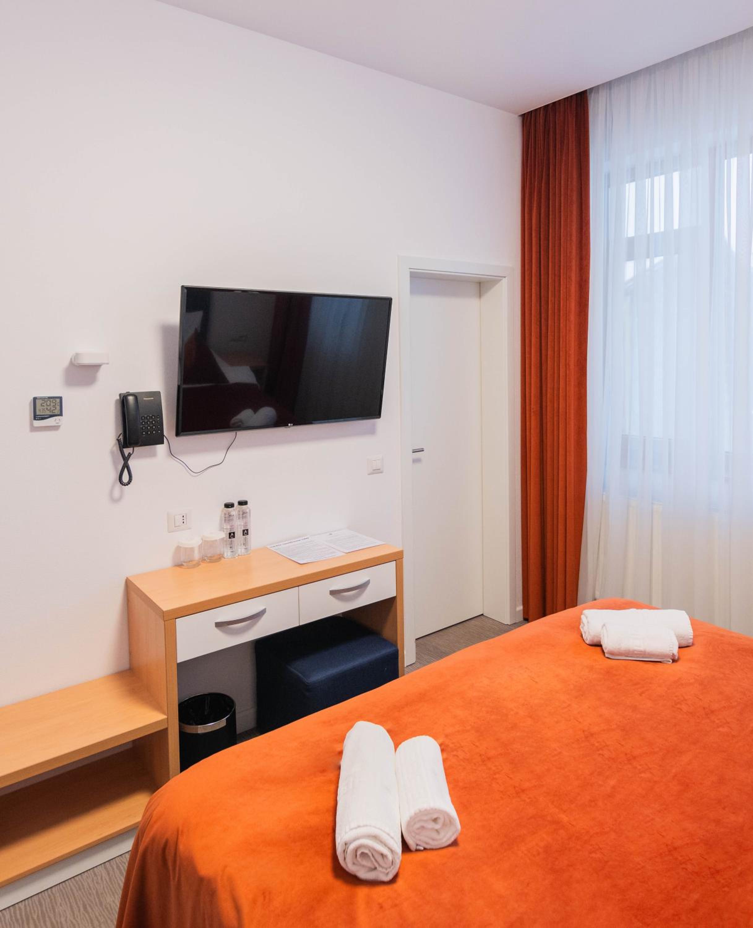 Double Room with Spa Bath - Photo 2