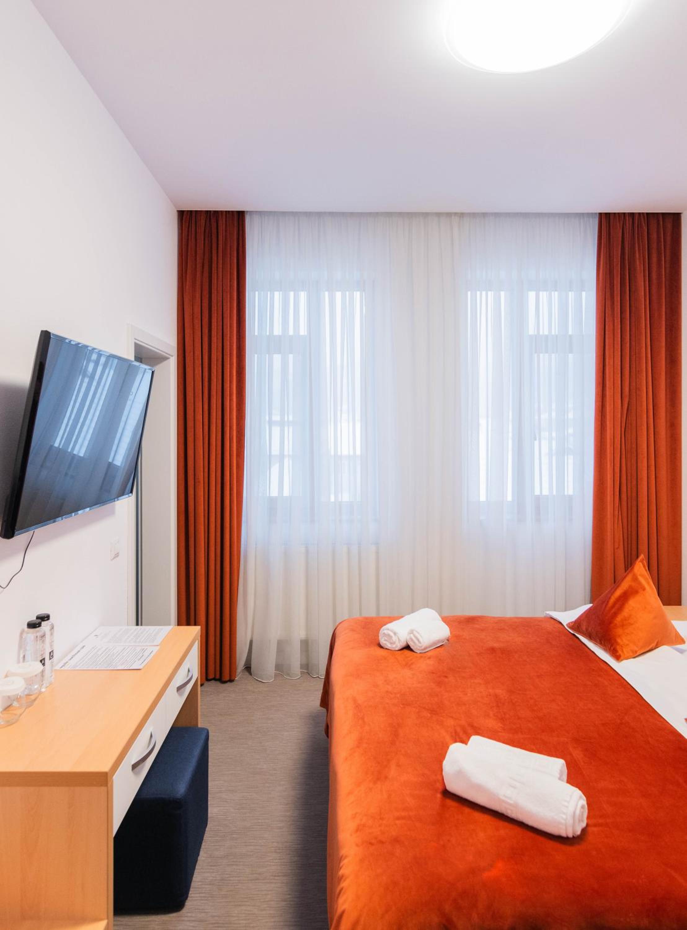 Double Room with Spa Bath - Photo 9