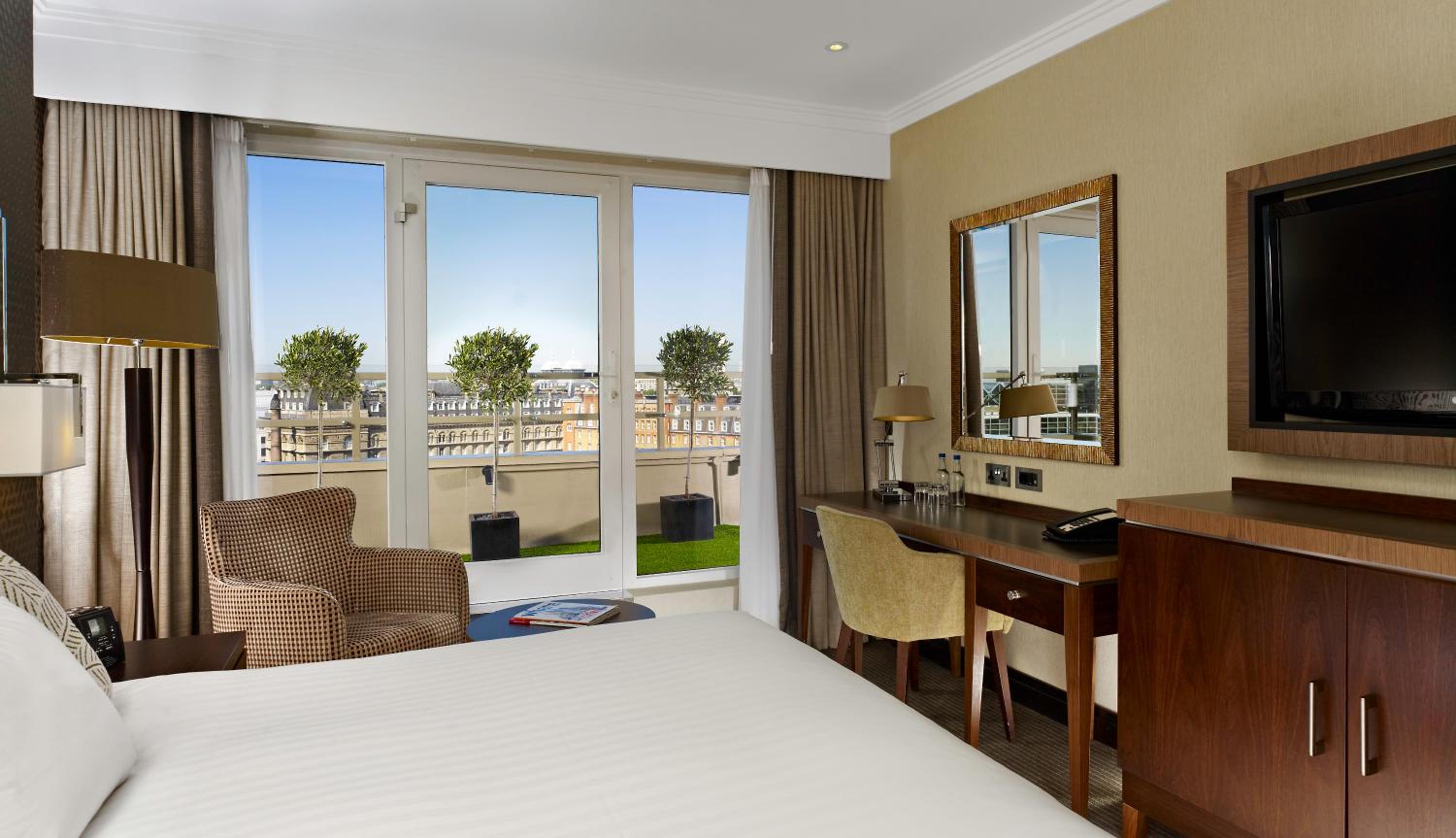 Premium King Room thumbnail 5