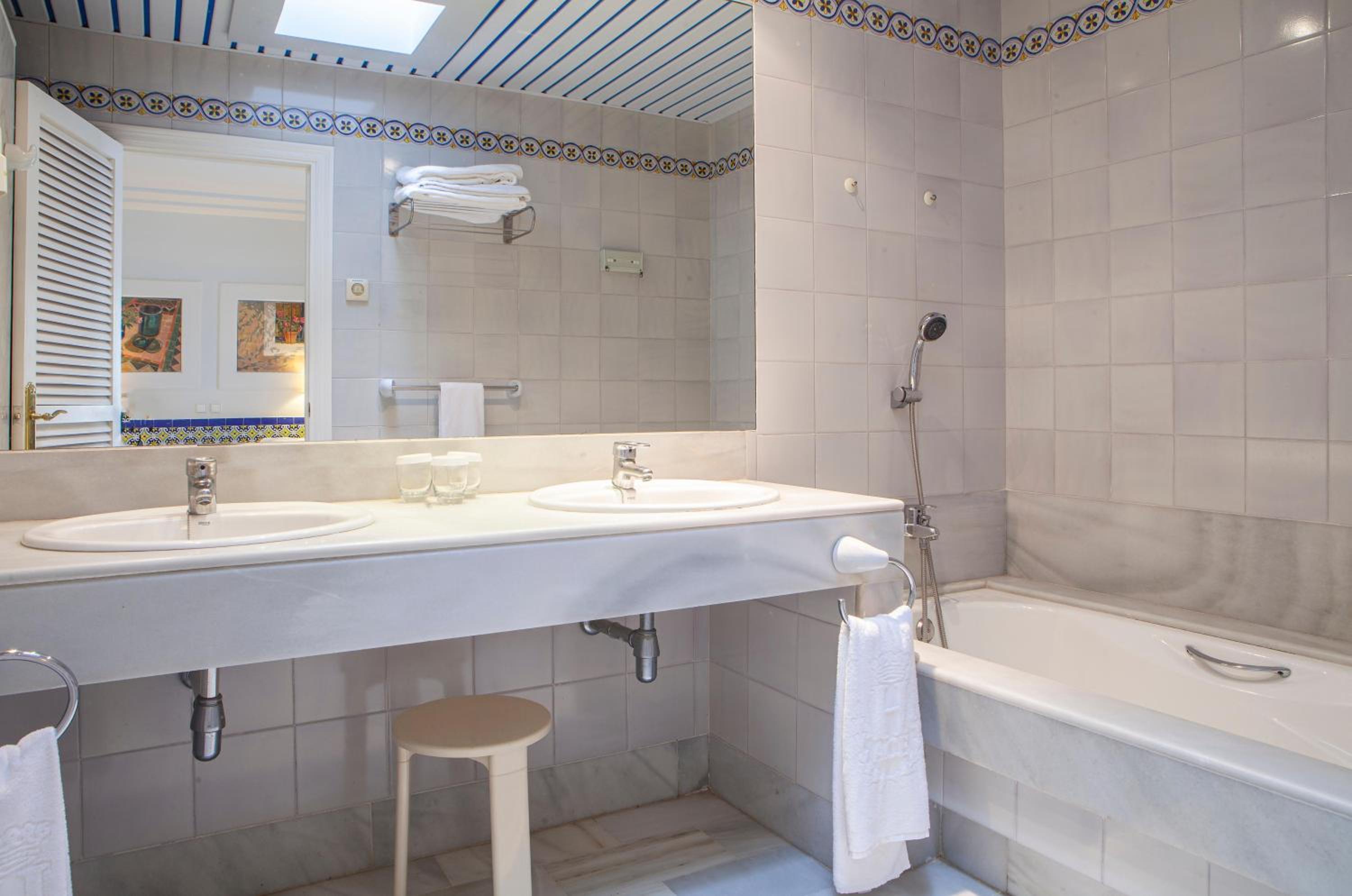 Superior Double Room (2 Adults + 1 Child) - Photo 8