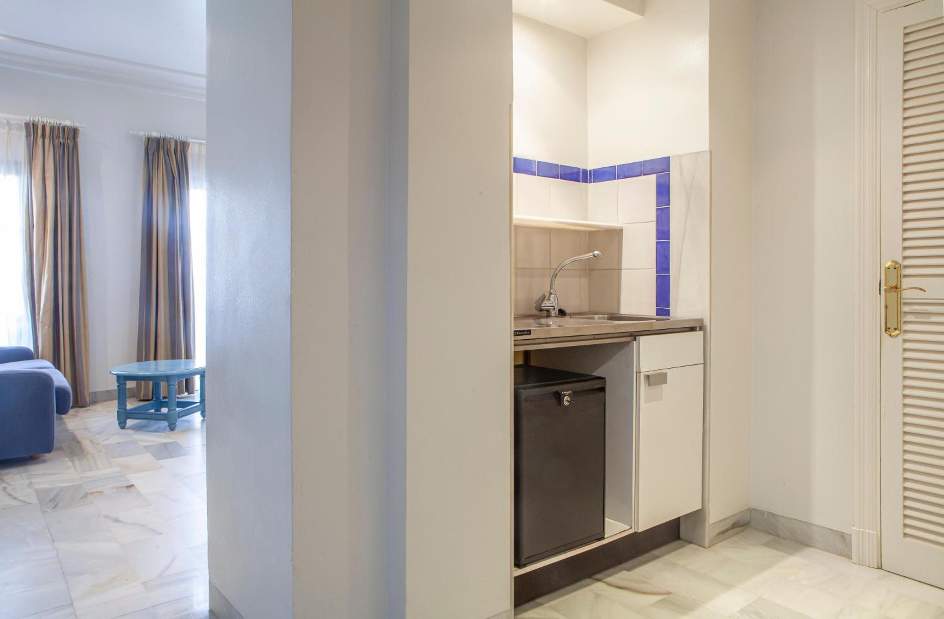 Superior Double Room (2 Adults + 1 Child) - Photo 7
