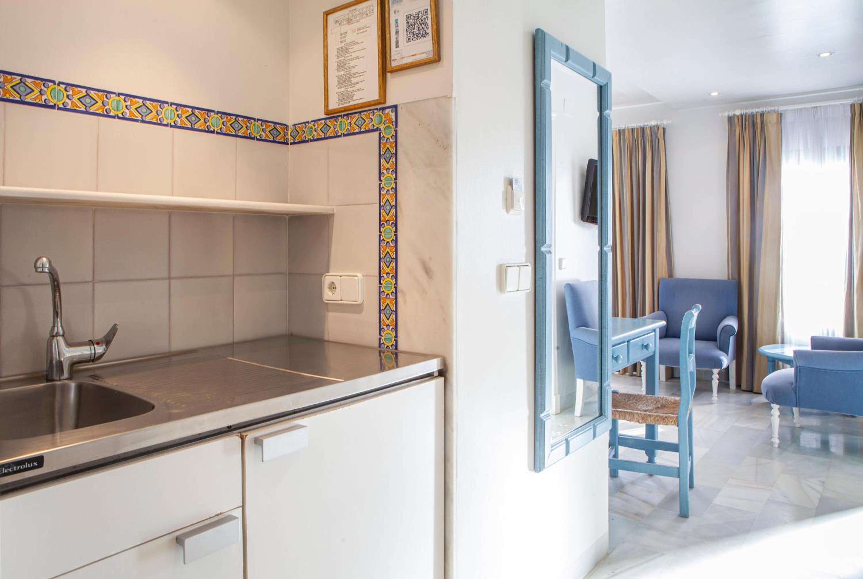 Superior Double Room (2 Adults + 1 Child) - Photo 6