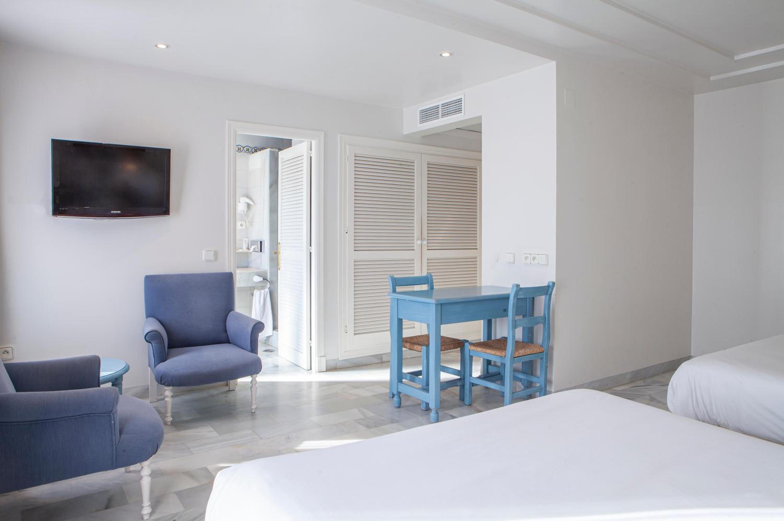 Superior Double Room (2 Adults + 1 Child) - Photo 3