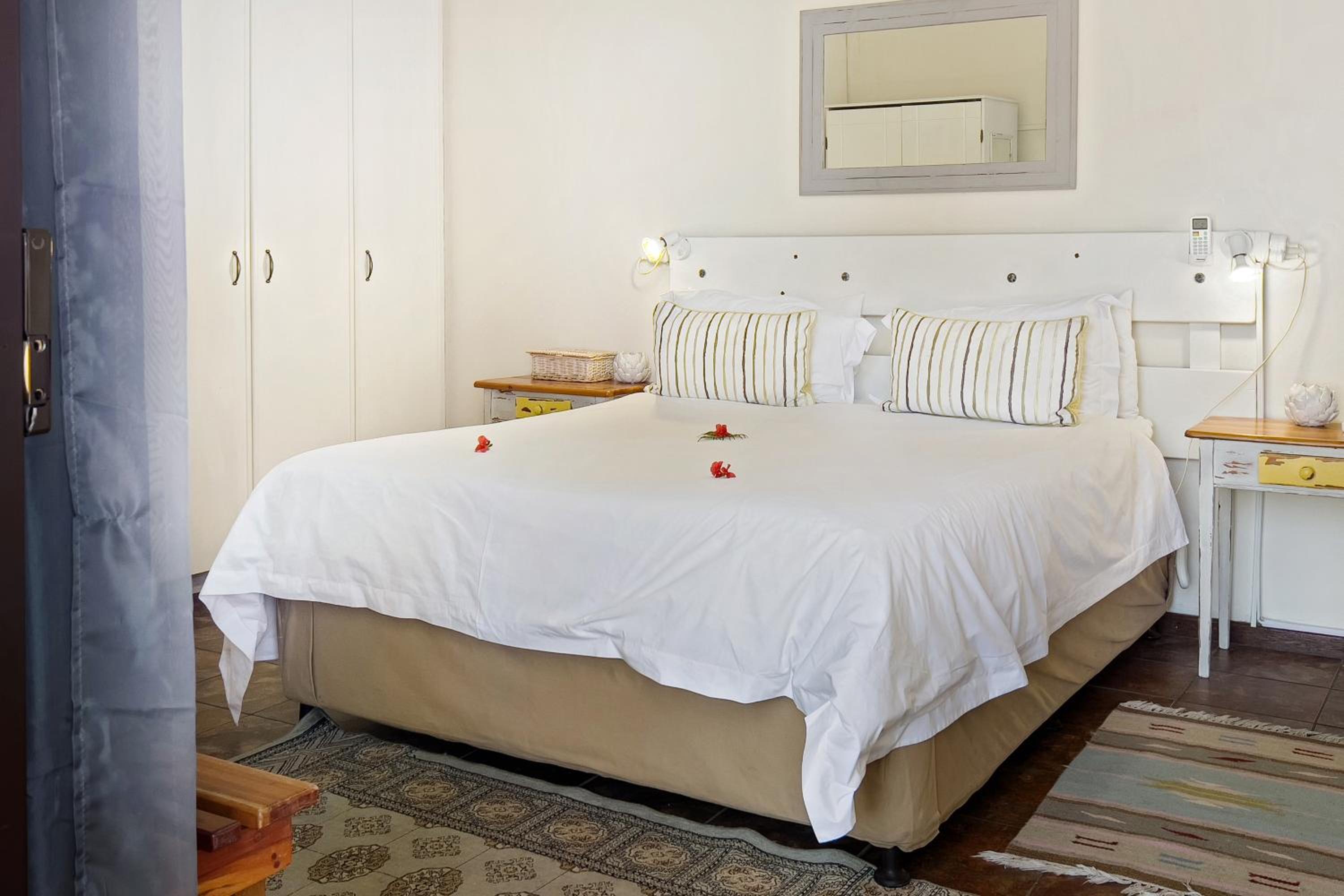 Budget Double Room with Street View (Blue Crane) - Photo 8