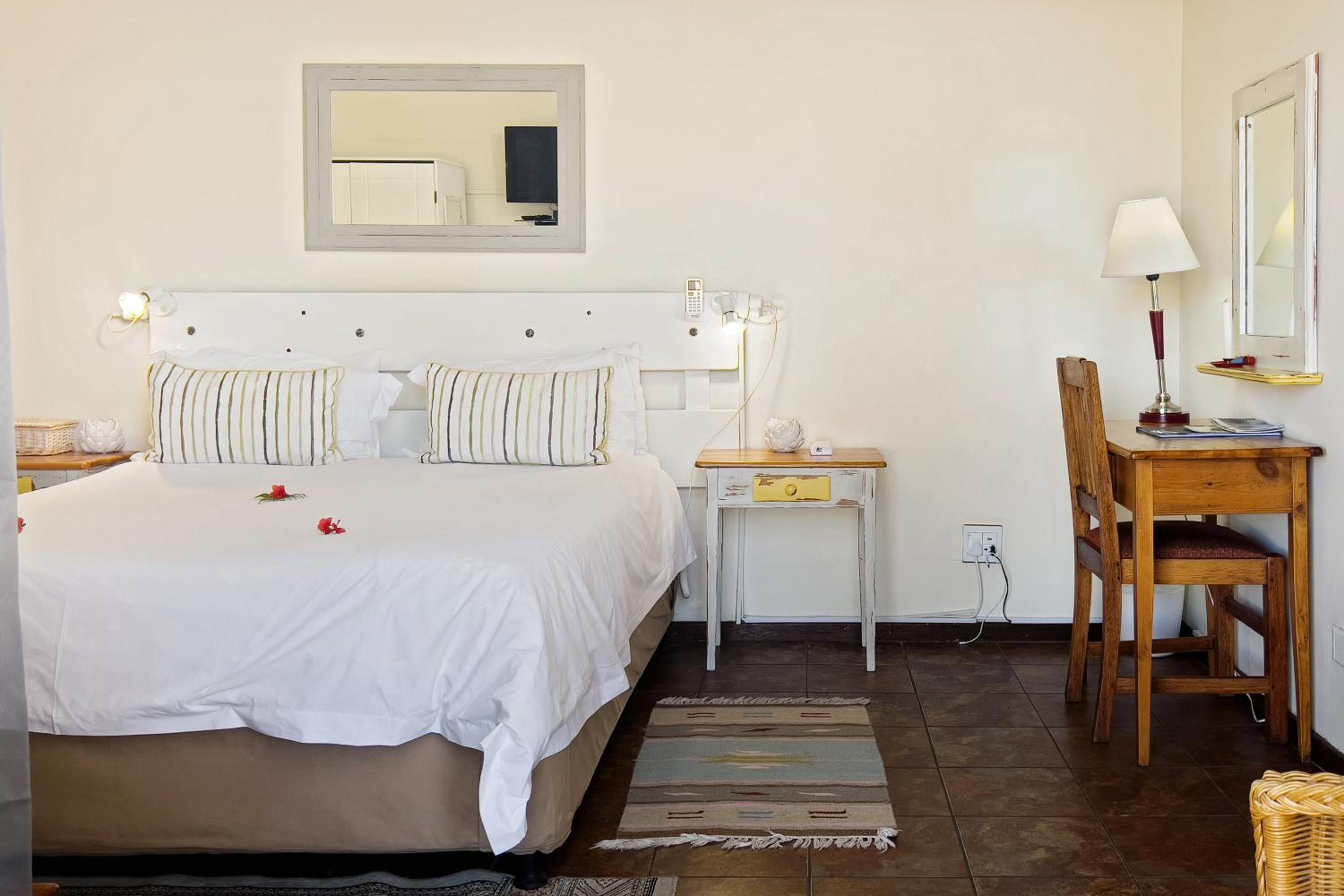Budget Double Room with Street View (Blue Crane) - Photo 9