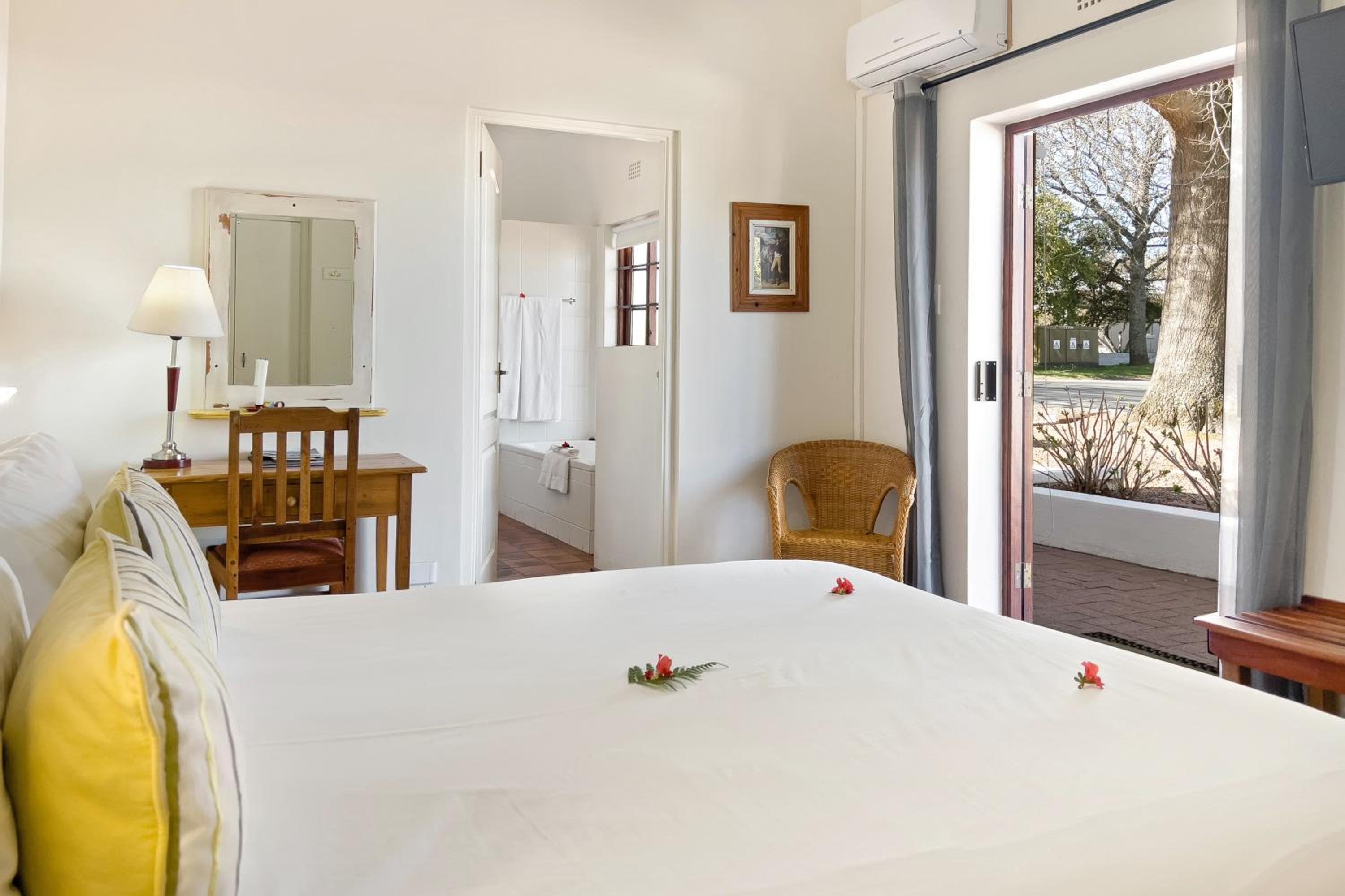 Budget Double Room with Street View (Blue Crane) - Photo 10