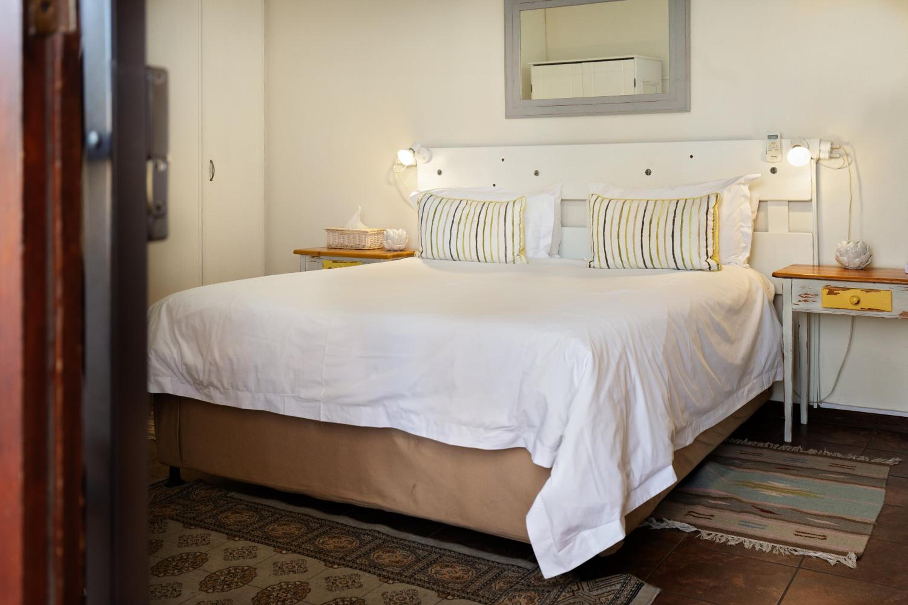 Budget Double Room with Street View (Blue Crane) - Photo 7