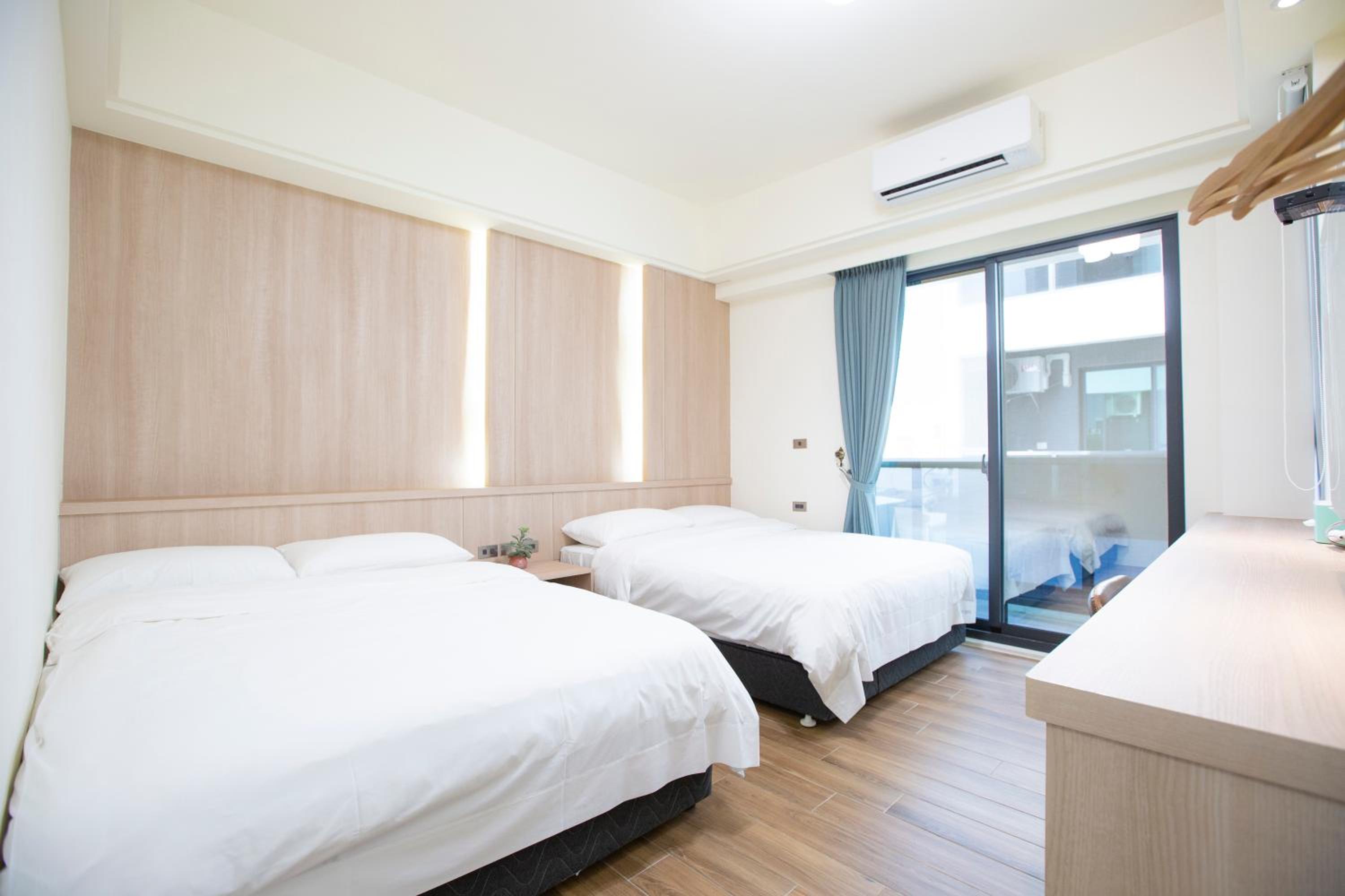 Quadruple Room with Private Bathroom - Photo 2