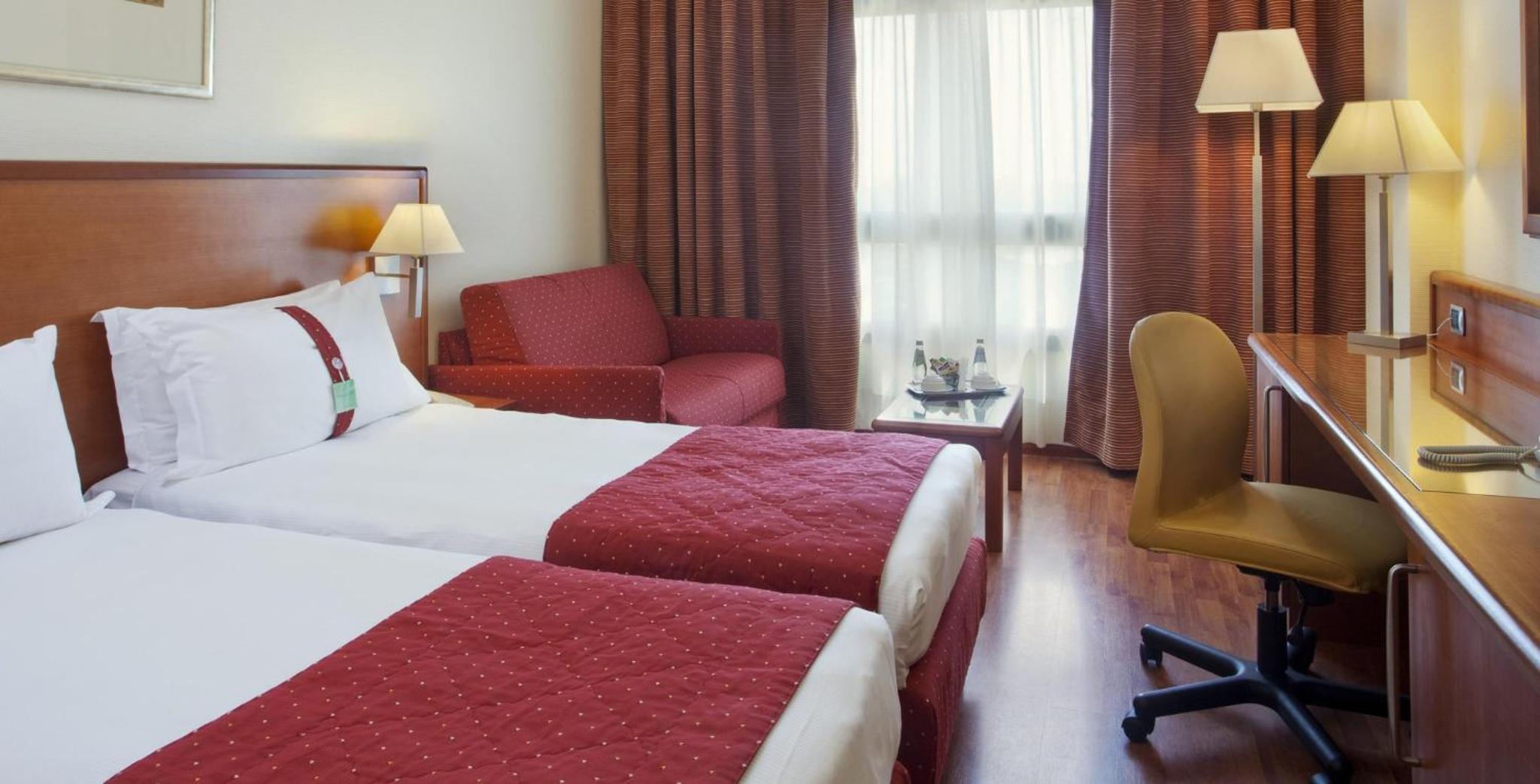 Premium King Room with Sofa Bed - Photo 7
